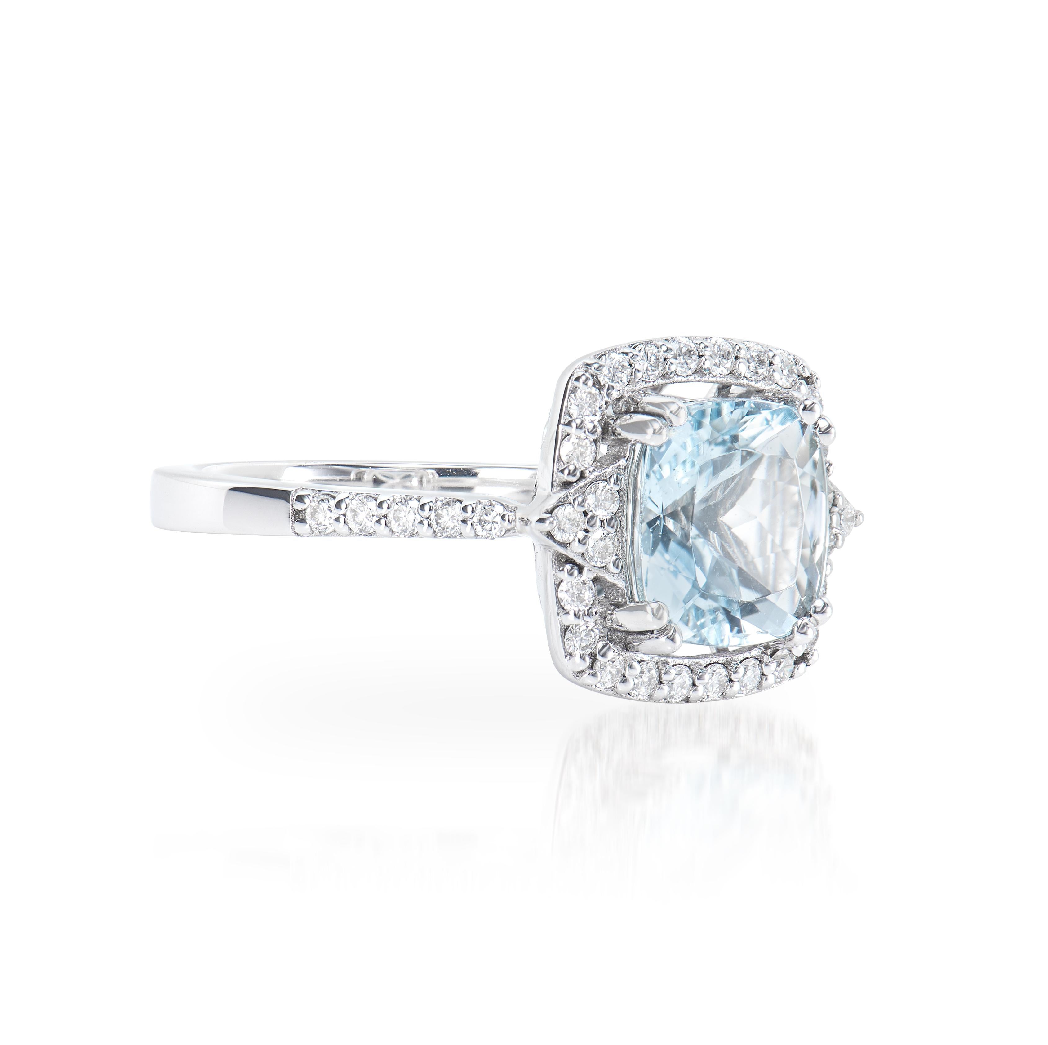 Diese Kollektion bietet eine Reihe von Aquamarinen mit einem eisblauen Farbton, der so cool ist, wie er nur sein kann! Die mit weißen Diamanten besetzten Ringe sind aus Weißgold gefertigt und wirken klassisch und elegant. 

Eleganter Ring mit