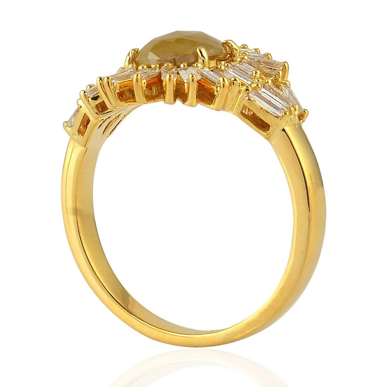 Dieser Ring ist aus 18-karätigem Gold handgefertigt. Er ist mit einem natürlichen Diamanten in Scheibenform und 1,93 Karat Baguette-Diamanten besetzt

Der Ring hat die Größe 7 und kann auf Anfrage größer oder kleiner gemacht werden. 
FOLGEN  MEGHNA