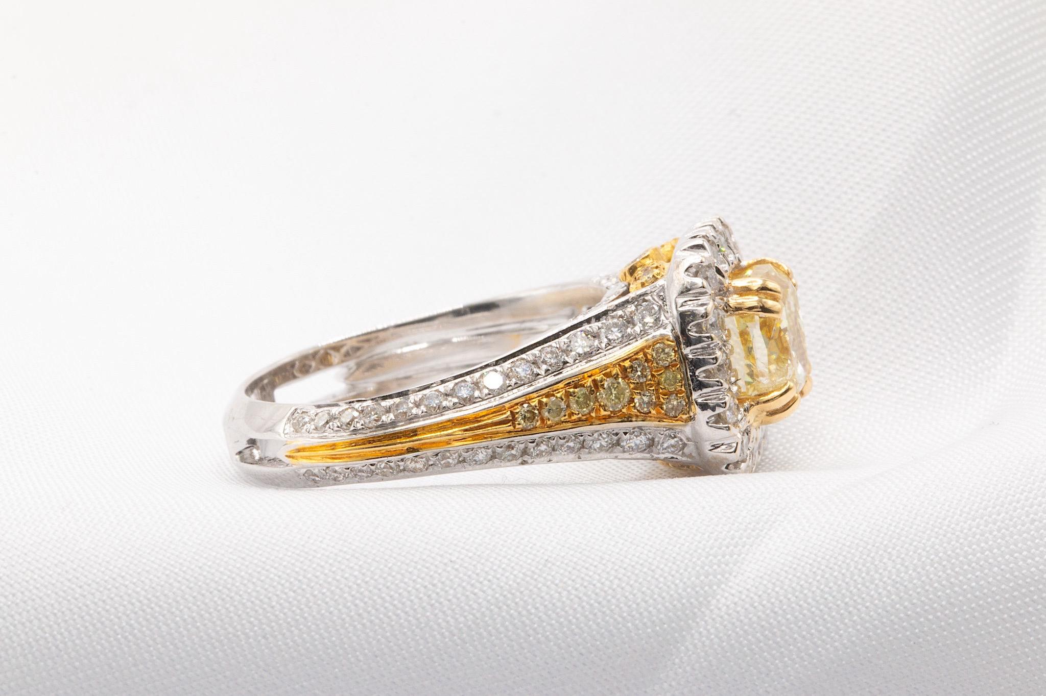 Magnifique et unique bague en diamant jaune, idéale pour une bague de fiançailles pour une belle mariée. Réalisée en or blanc et jaune 18 carats, cette magnifique pièce est actuellement une taille 6,5, avec des options de redimensionnement