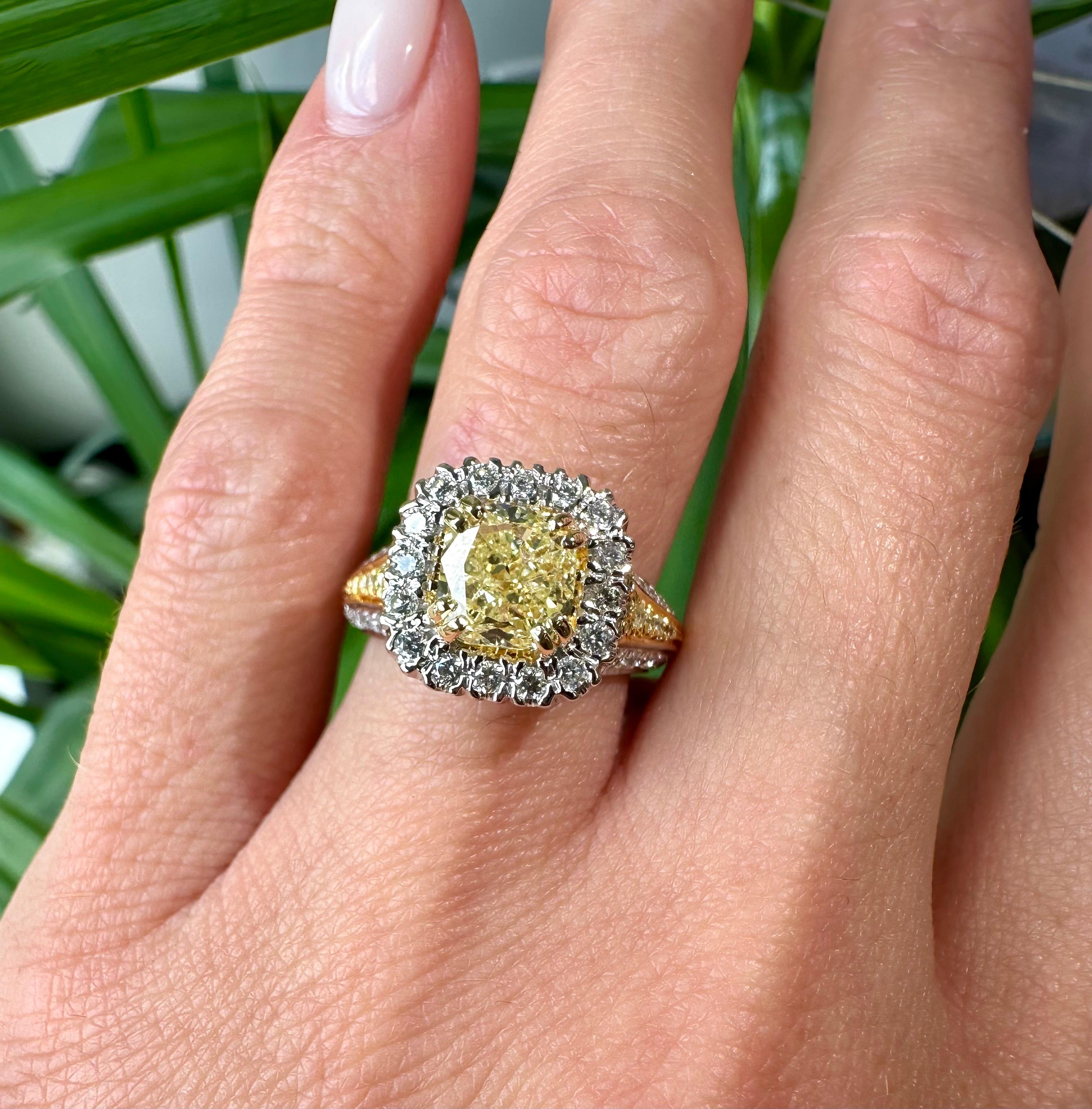Diamant jaune fantaisie coussin de 1,93 carat certifié GIA en or jaune et blanc 18 carats Neuf - En vente à Houston, TX
