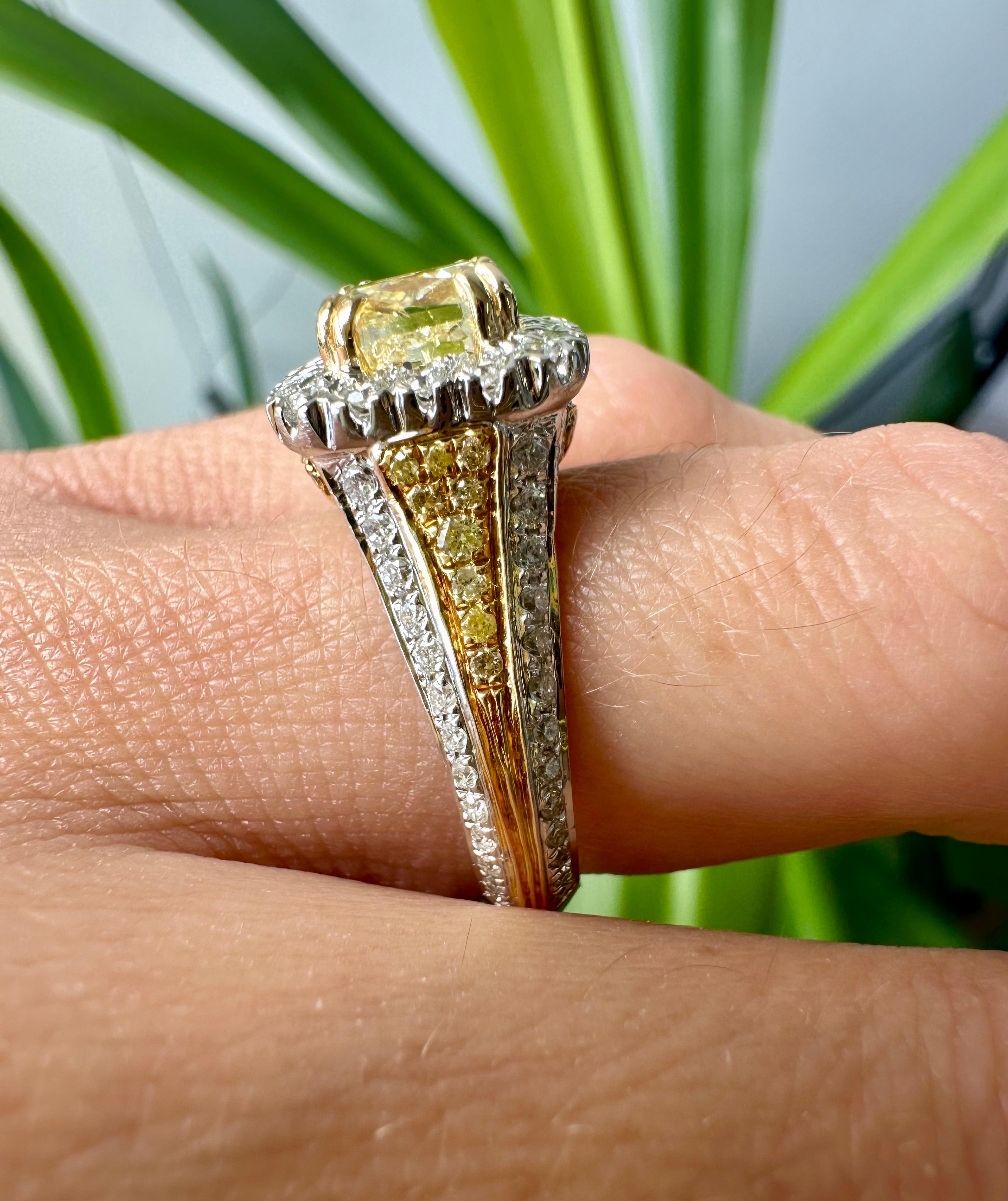 Diamant jaune fantaisie coussin de 1,93 carat certifié GIA en or jaune et blanc 18 carats Pour femmes en vente