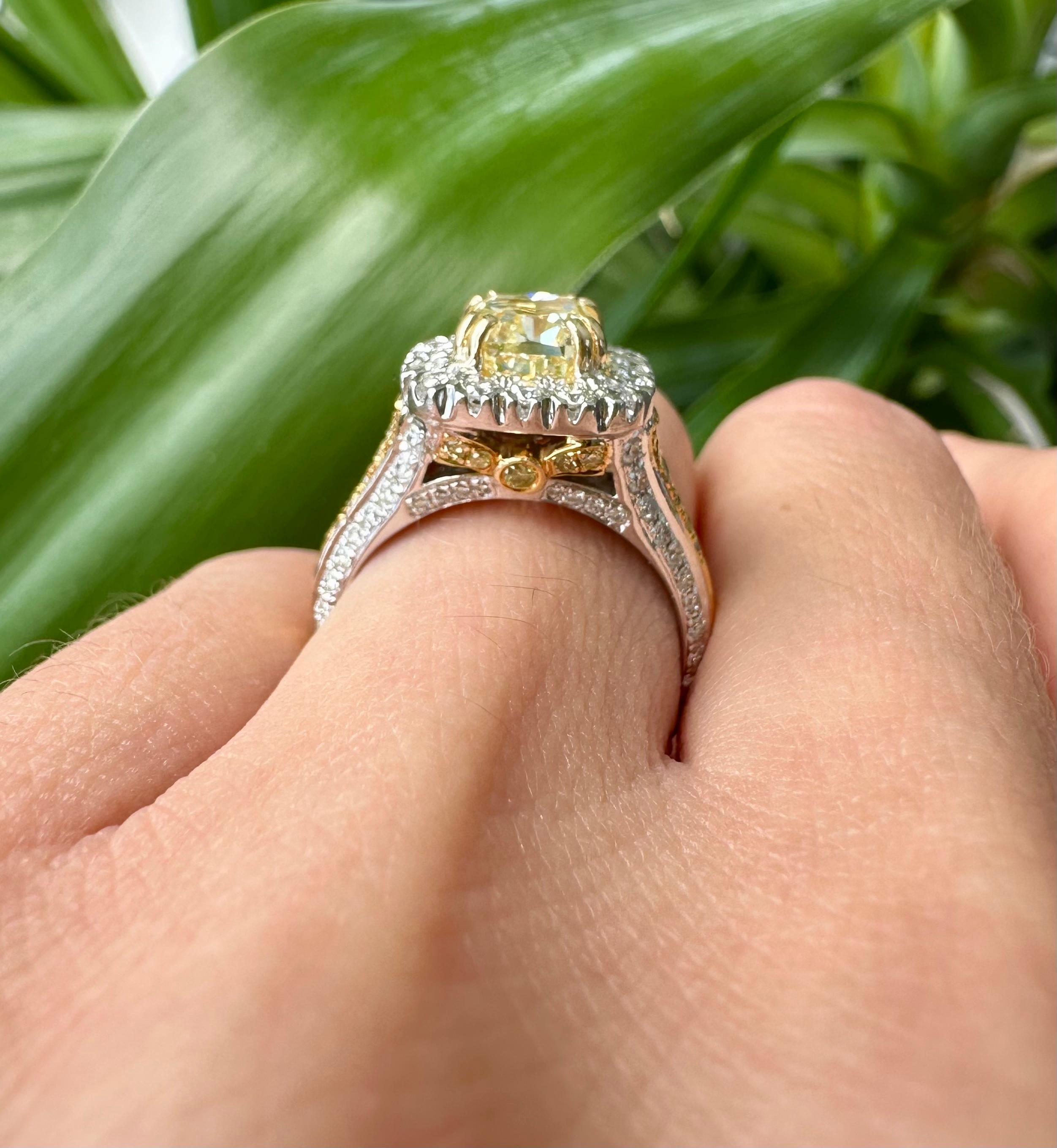 Diamant jaune fantaisie coussin de 1,93 carat certifié GIA en or jaune et blanc 18 carats en vente 1