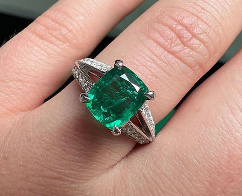 1.93 Carat Emerald Cushion Ring In New Condition For Sale In New York, NY