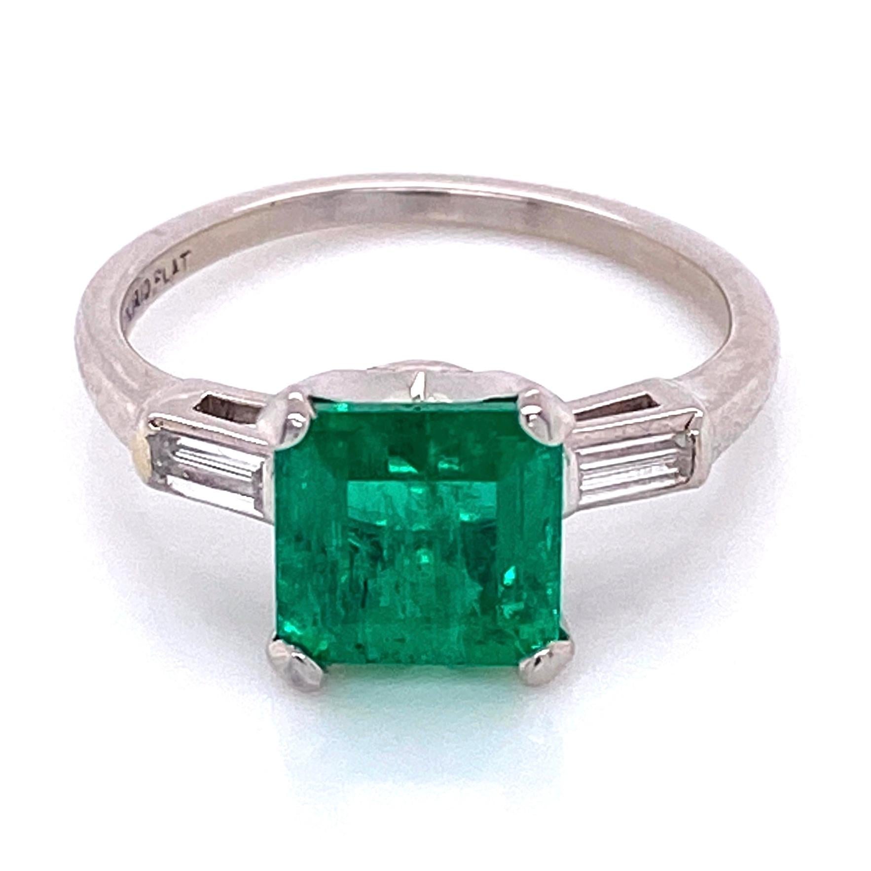 1.93 Carat Green Emerald and Baguette Diamond Platinum Ring Estate Fine Jewelry In Excellent Condition In Montreal, QC