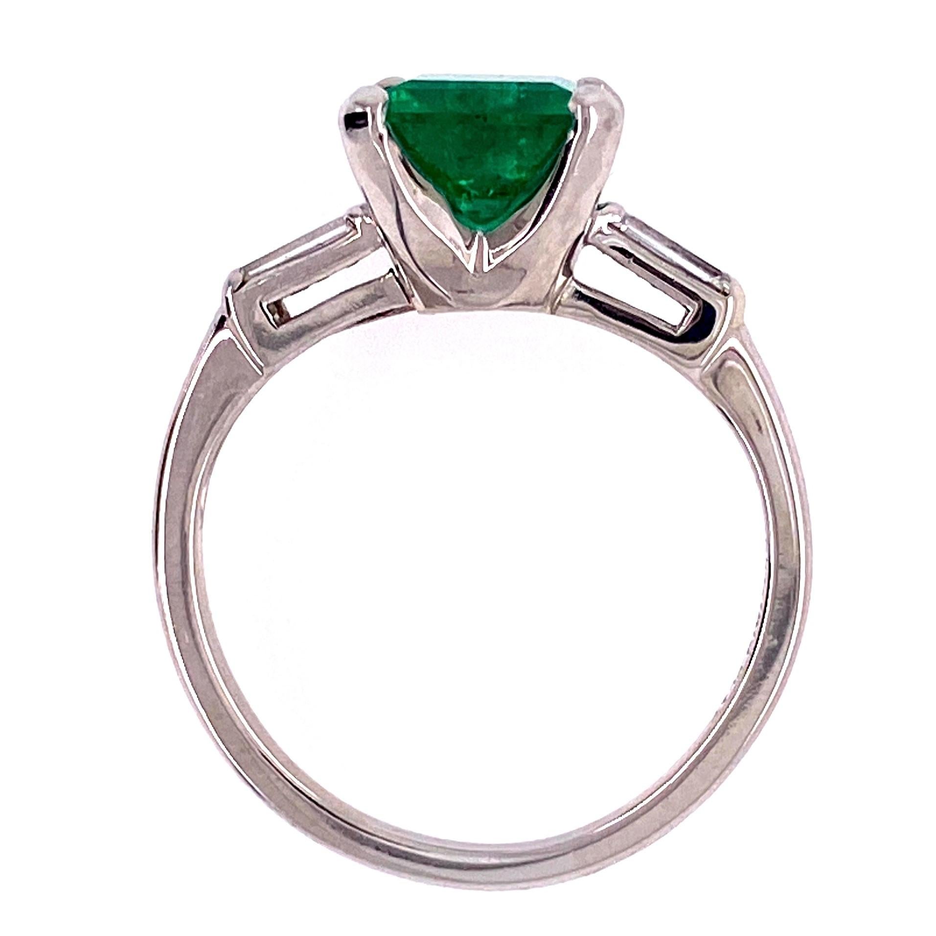 Women's or Men's 1.93 Carat Green Emerald and Baguette Diamond Platinum Ring Estate Fine Jewelry