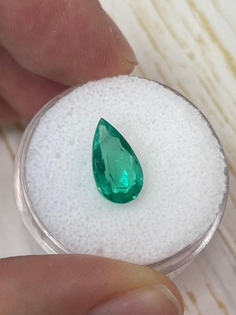 Moderno Smeraldo colombiano verde primaverile da 1,93 carati - Gemma di maggio con taglio a pera in vendita