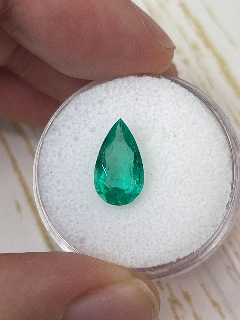 Taglio a goccia Smeraldo colombiano verde primaverile da 1,93 carati - Gemma di maggio con taglio a pera in vendita