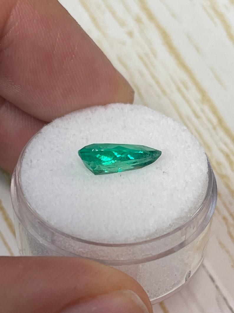 Smeraldo colombiano verde primaverile da 1,93 carati - Gemma di maggio con taglio a pera In condizioni Nuovo in vendita a Jupiter, FL