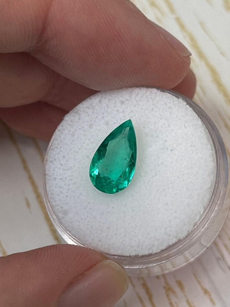 Donna Smeraldo colombiano verde primaverile da 1,93 carati - Gemma di maggio con taglio a pera in vendita
