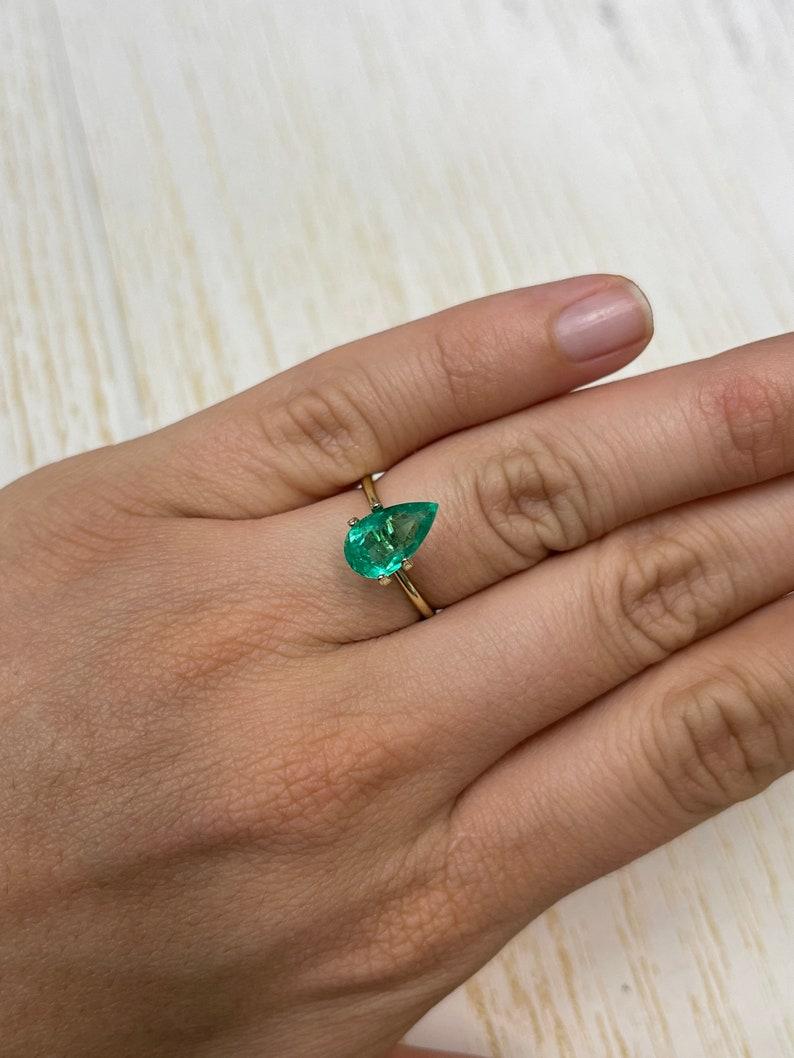 Smeraldo colombiano verde primaverile da 1,93 carati - Gemma di maggio con taglio a pera in vendita 1