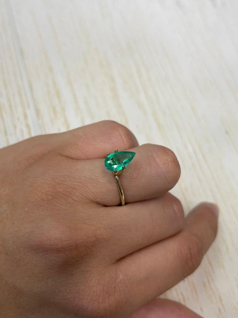 Smeraldo colombiano verde primaverile da 1,93 carati - Gemma di maggio con taglio a pera in vendita 2