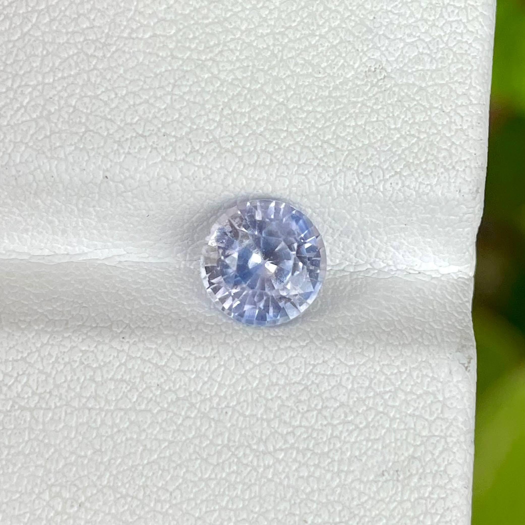 Peso 1,93 carati 
Dimensioni 7,20x7,15x5,0 mm
Trattamento Riscaldato 
Origine Sri Lanka 
Chiarezza VS
Forma rotonda 
Taglio rotondo brillante 



Questo squisito zaffiro sciolto da 1,93 carati è un tesoro naturale proveniente dai lussureggianti