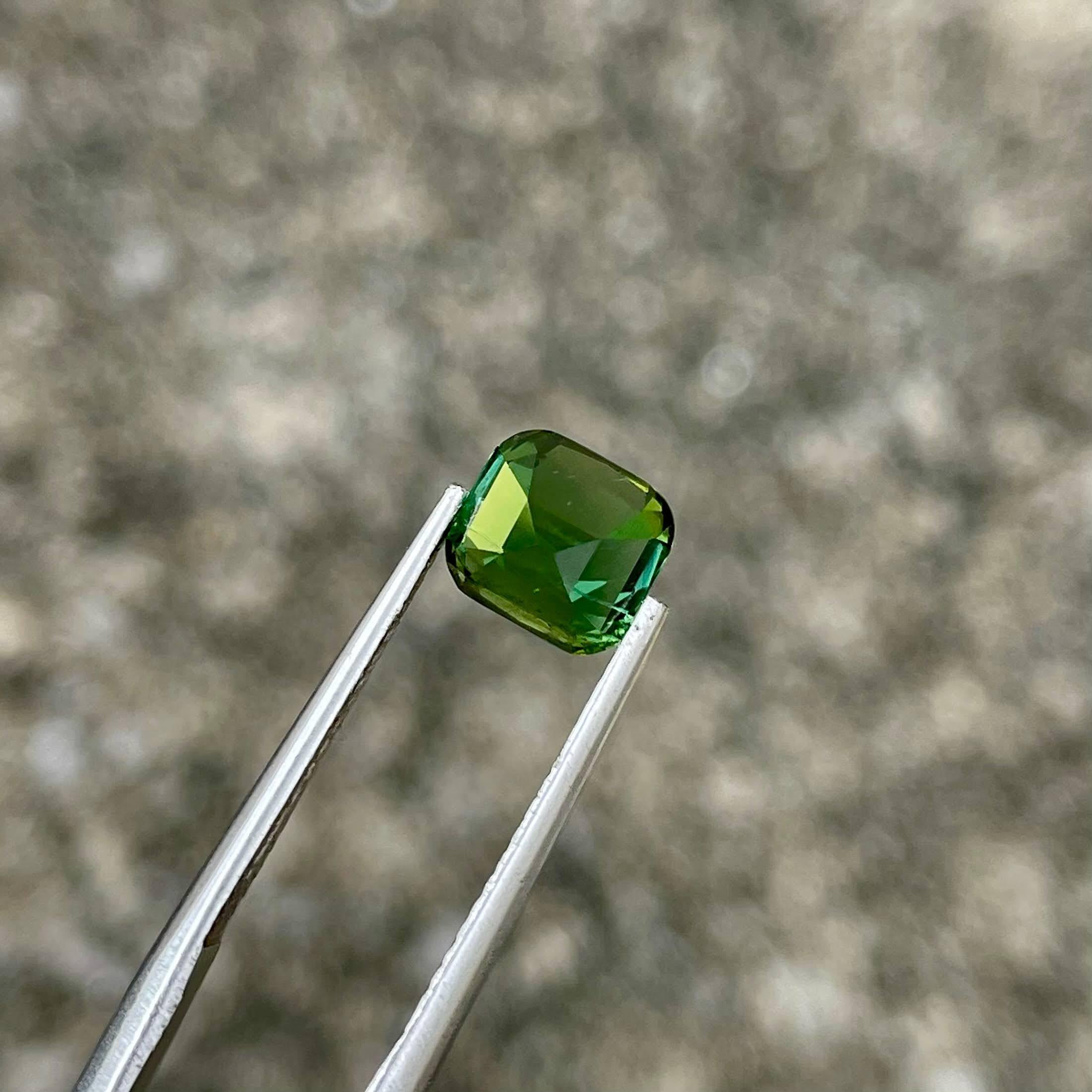 Taille coussin Pierre tourmaline afghane taille coussin vert menthe 1.93 carats en vente