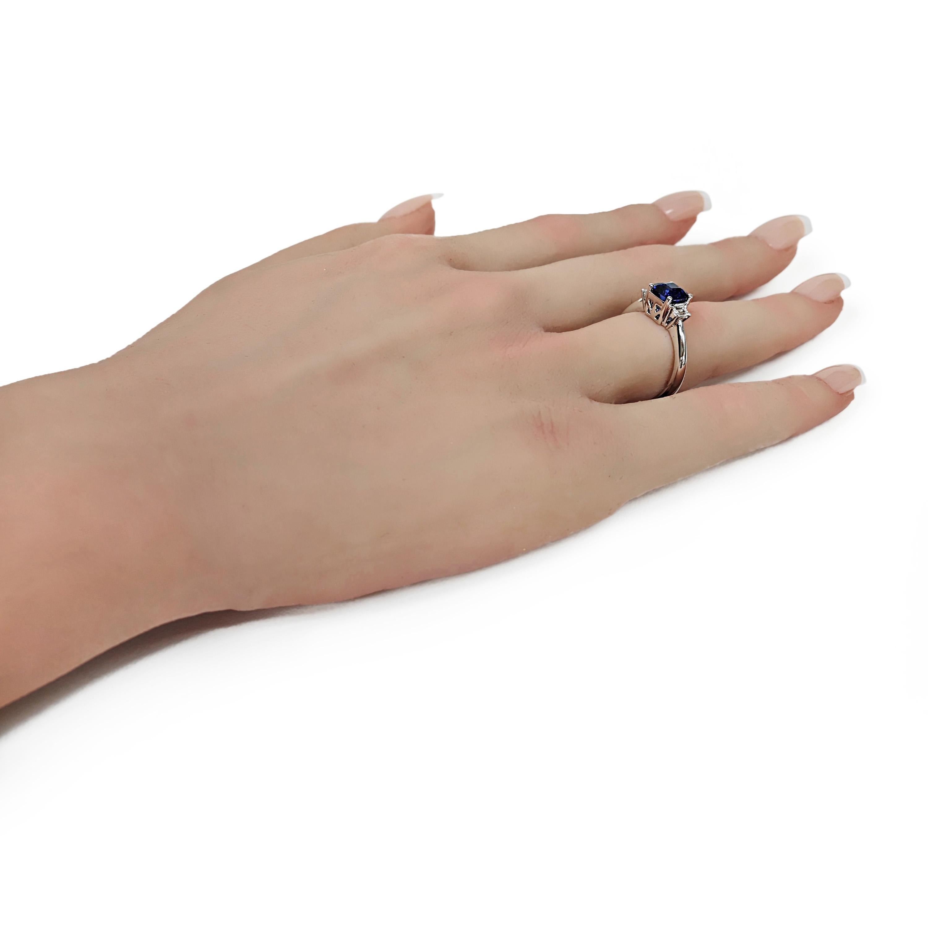 1.93 Carats Sapphire and White Diamond White Gold Ring In New Condition For Sale In New York, NY