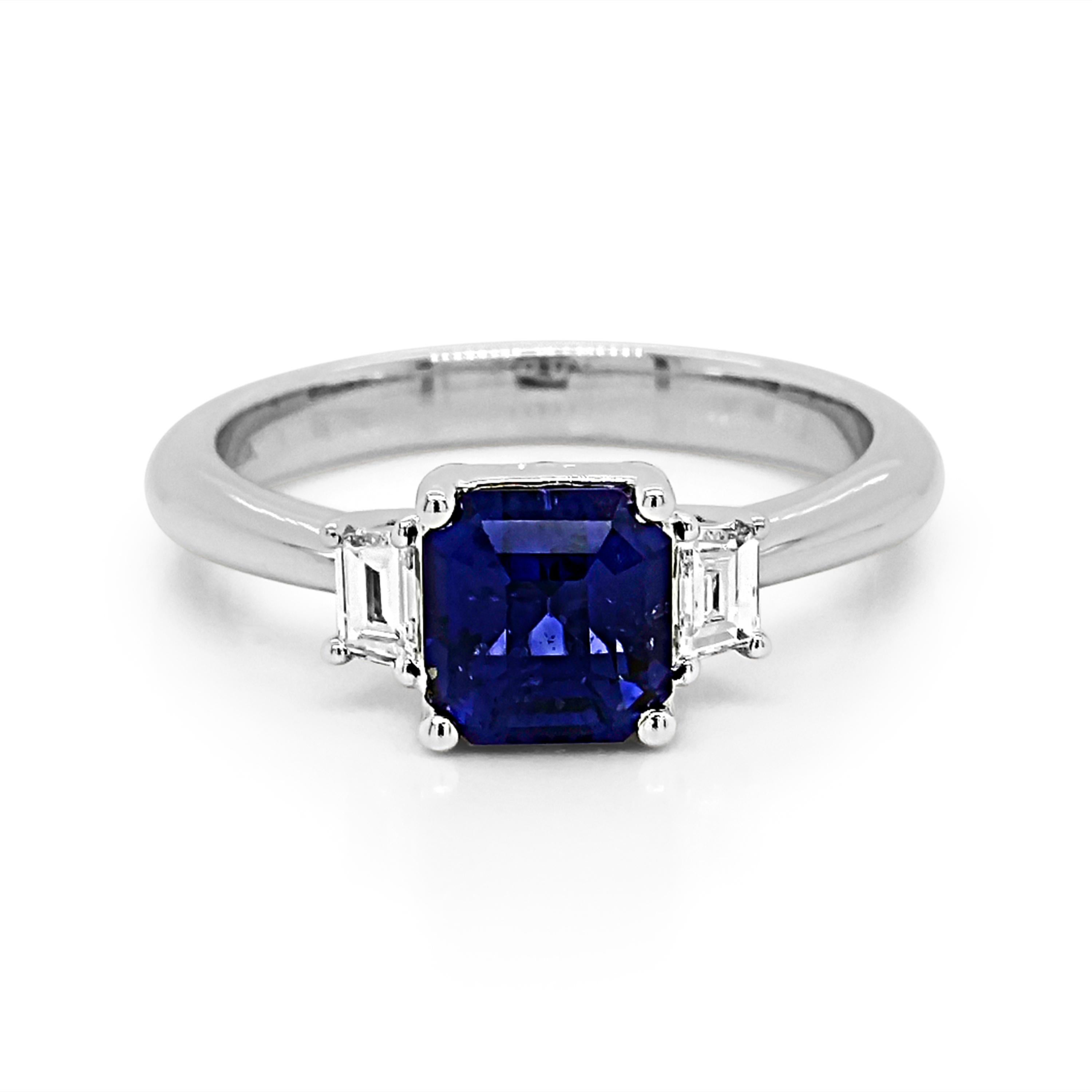 Women's or Men's 1.93 Carats Sapphire and White Diamond White Gold Ring For Sale