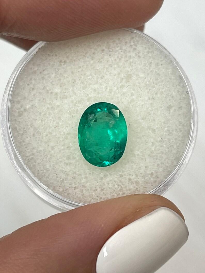 1.93 Ct 9.5x7.3 Grüner Kolumbianischer Ovaler Smaragd Loser Edelstein (Moderne) im Angebot