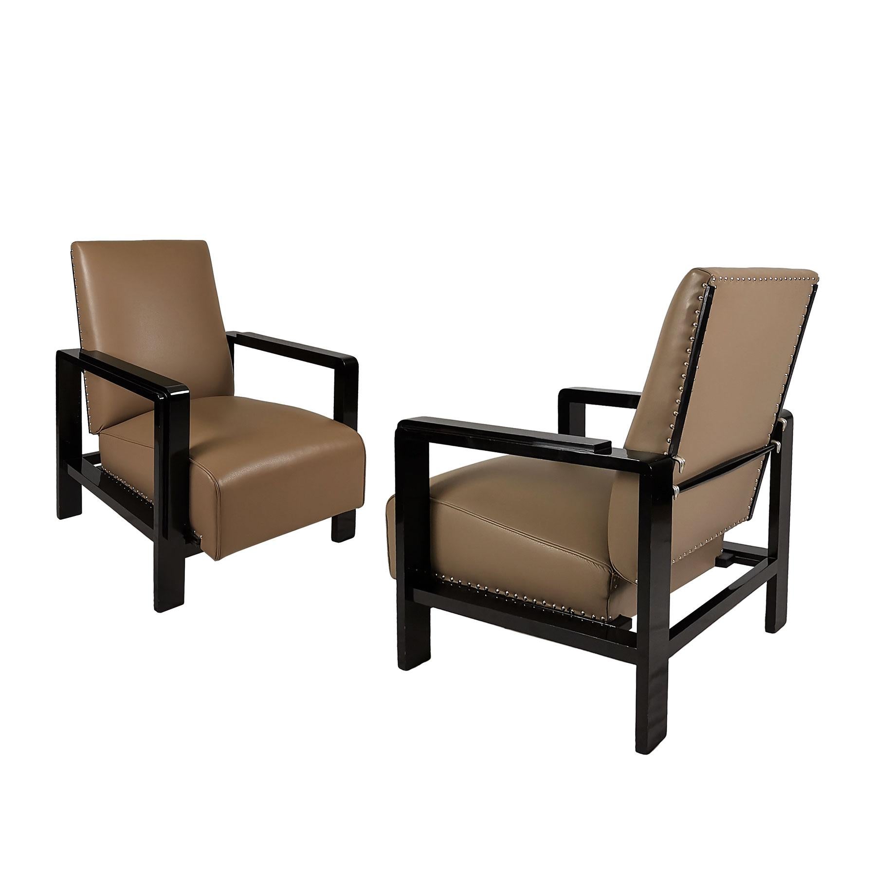 Pair of Art Deco cubist systems armchairs, French polished and dark varnished wood and mole leather.
Spain, 1930-1935
Measures: Extended depth 100 cm.