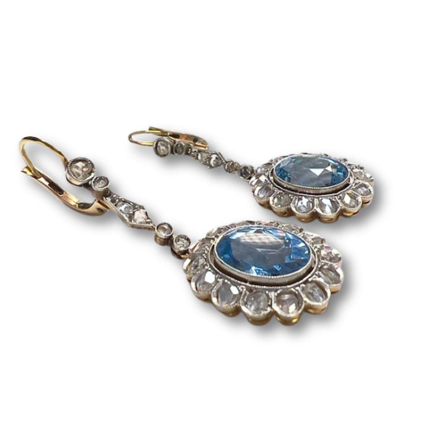 Ohrring aus Gold und Platin im Stil von 1930-1935 mit Diamanten und blauem Topas (Art déco) im Angebot