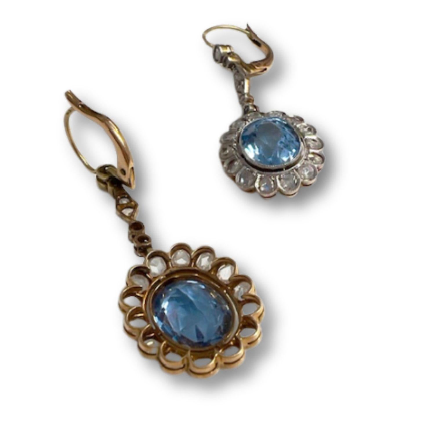Ohrring aus Gold und Platin im Stil von 1930-1935 mit Diamanten und blauem Topas Damen im Angebot