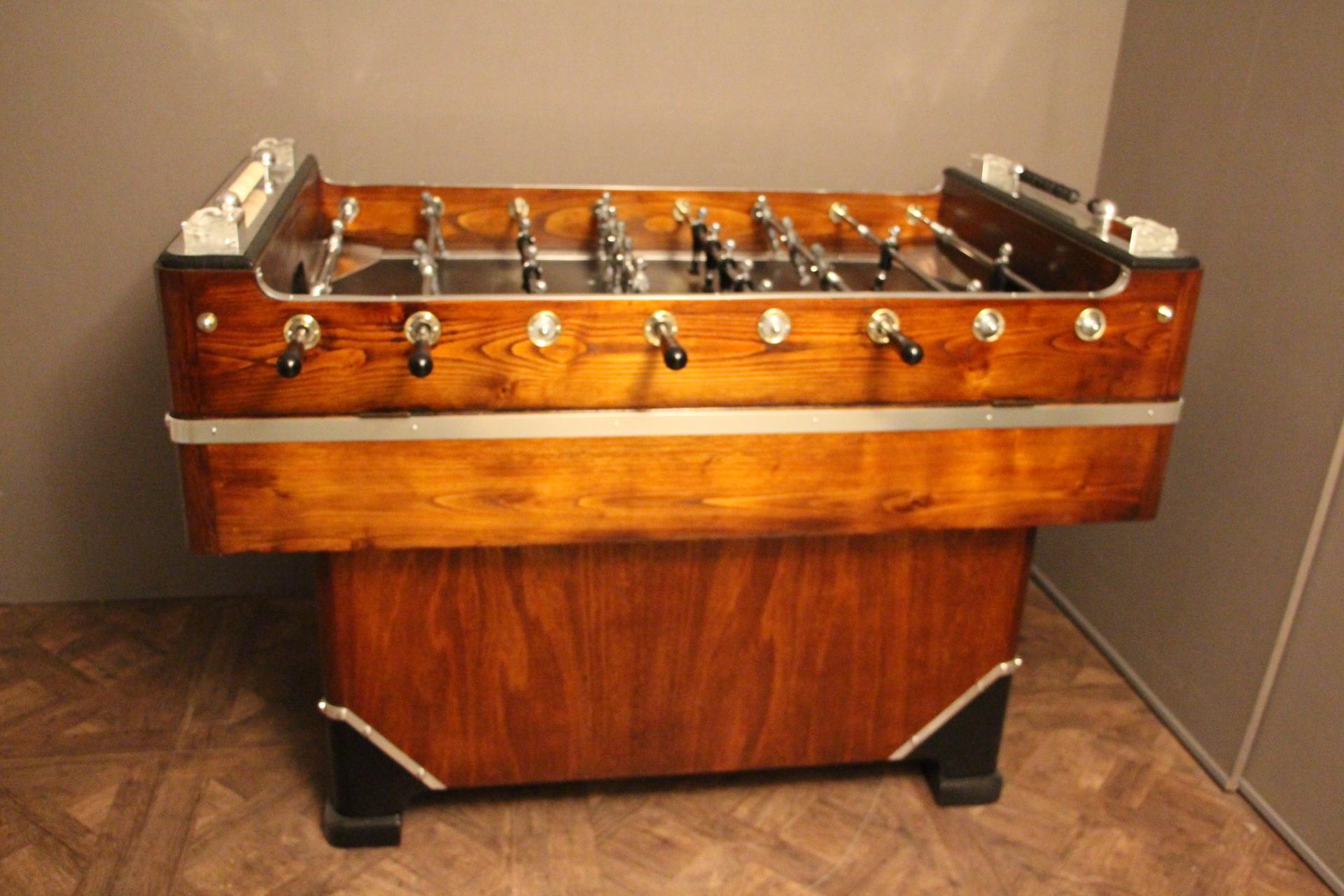 table de baby-foot en bois et aluminium des années 1930-1940:: table de jeu de football 1