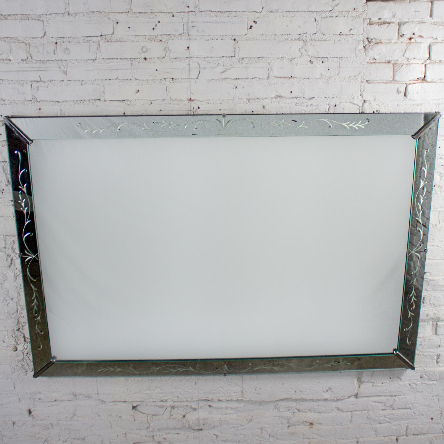 Buriné 1930-1950 Art Deco Hollywood Regency Miroir mural en verre vénitien gravé en vente