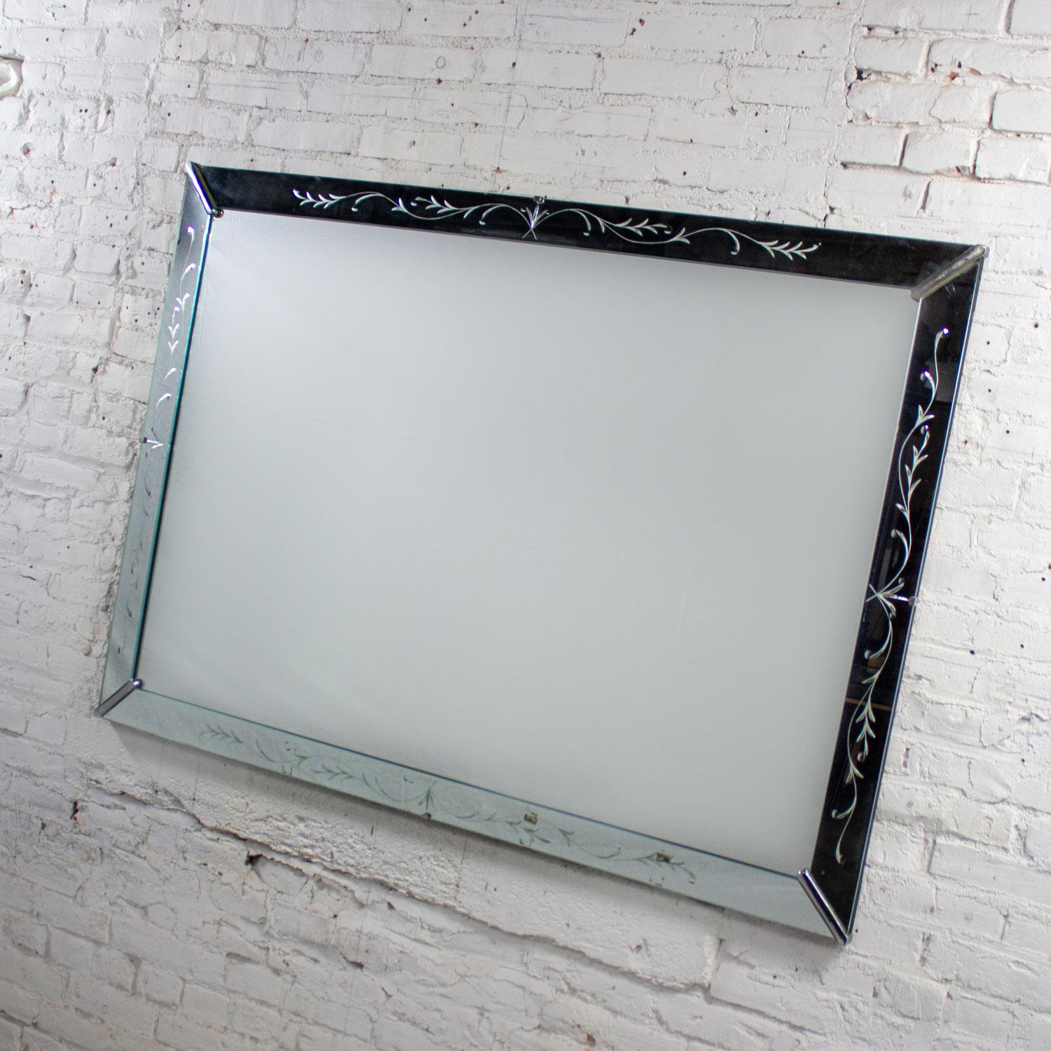 20ième siècle 1930-1950 Art Deco Hollywood Regency Miroir mural en verre vénitien gravé en vente