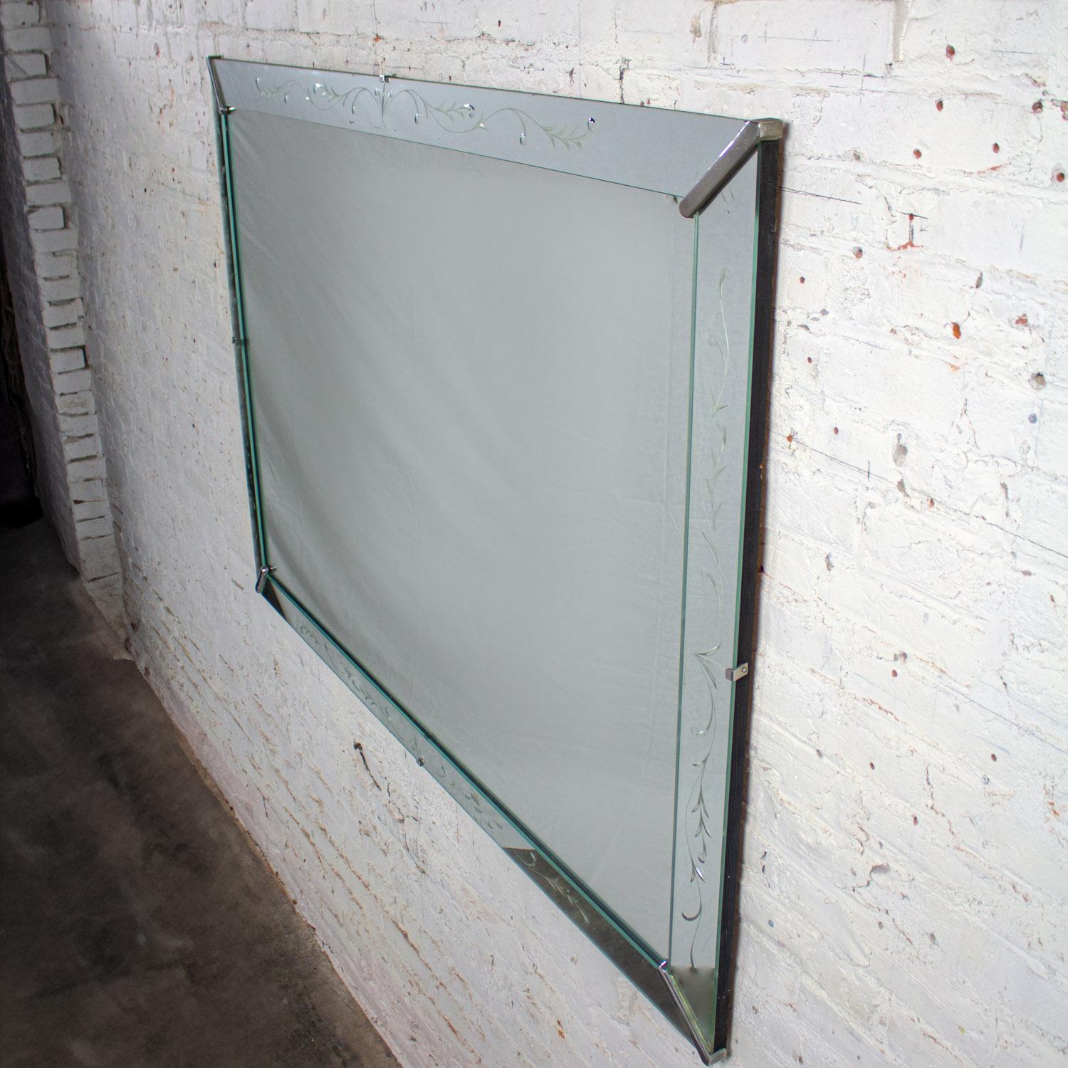 Verre 1930-1950 Art Deco Hollywood Regency Miroir mural en verre vénitien gravé en vente