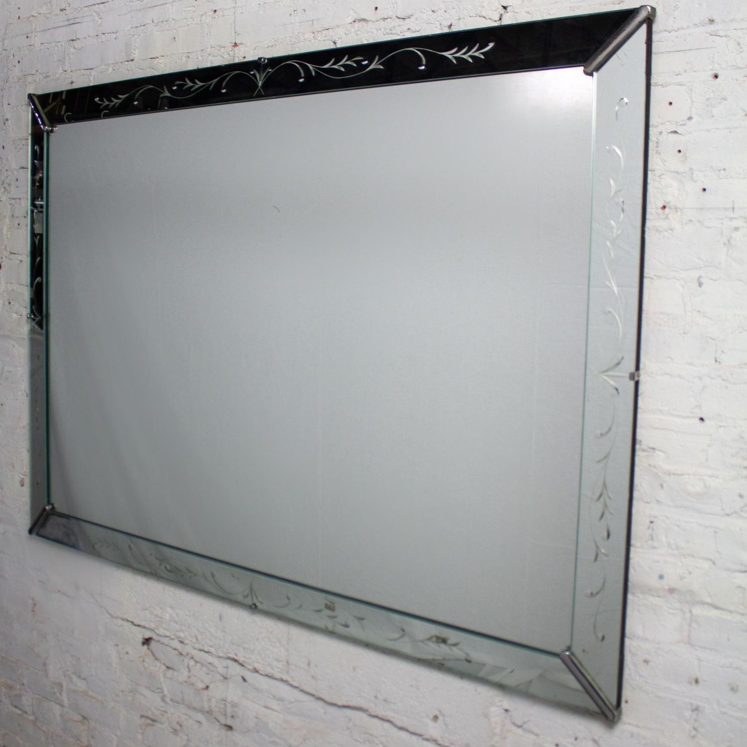 1930-1950 Art Deco Hollywood Regency Miroir mural en verre vénitien gravé en vente 1