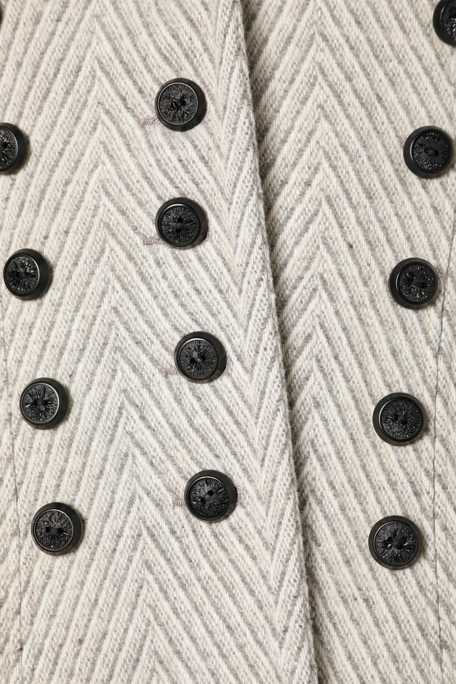 Gris Manteau en laine à chevrons gris 1930/40 avec bouton à triple boutonnière  en vente