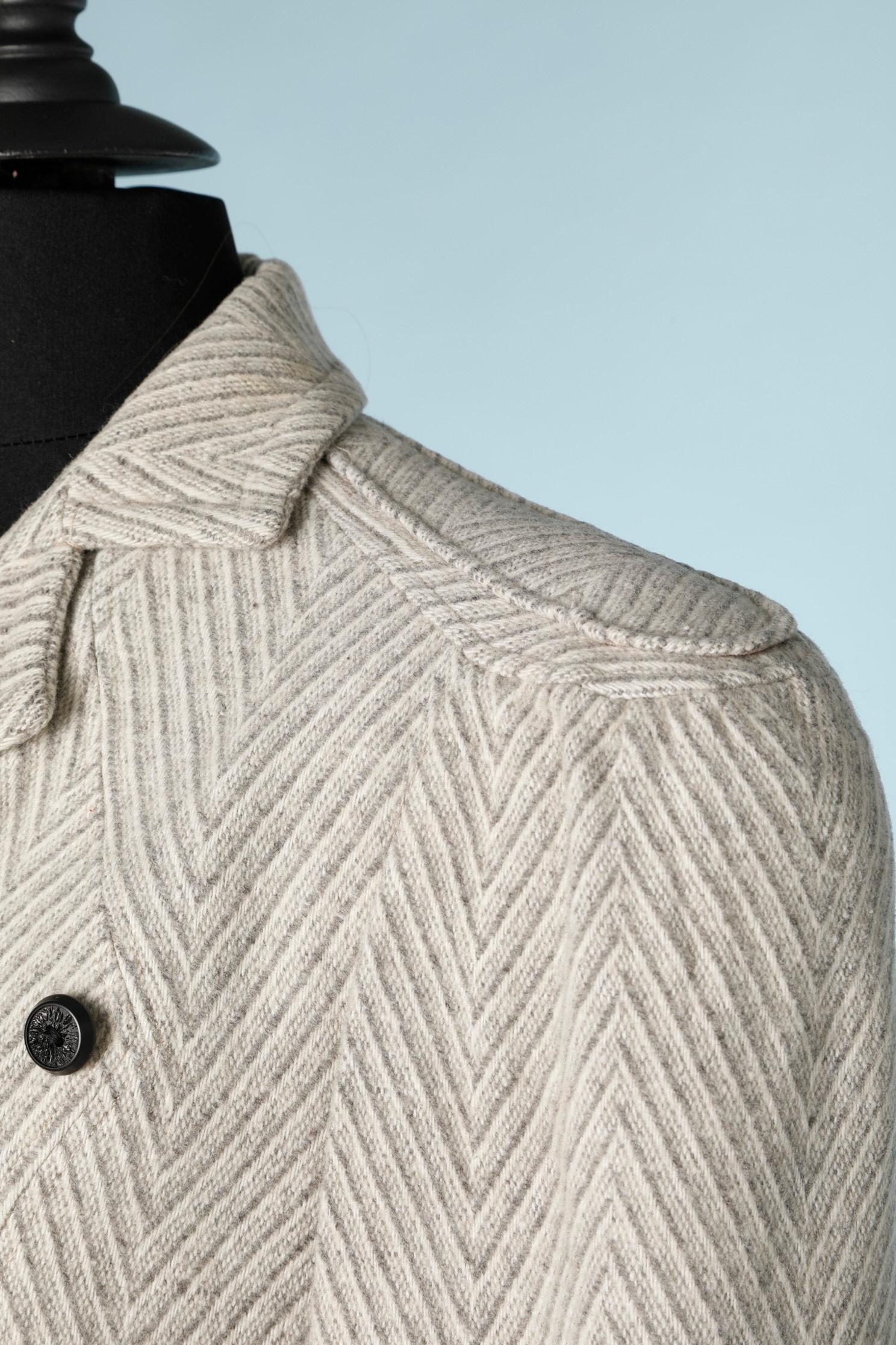 Manteau en laine à chevrons gris 1930/40 avec bouton à triple boutonnière  Pour femmes en vente