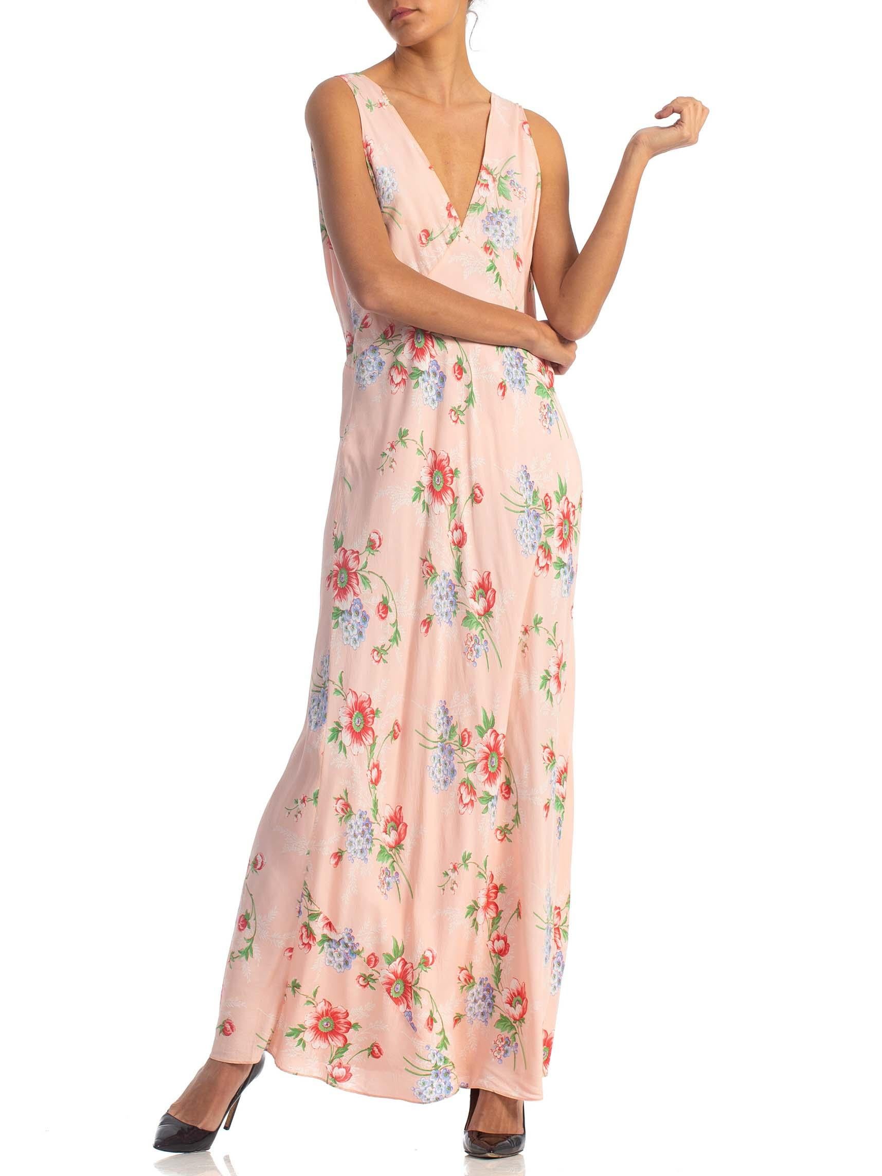1940S Floral Bias Cut Rayon Negligee With Lace Neck Line Slip Dress XL In Good Condition For Sale In New York, NY