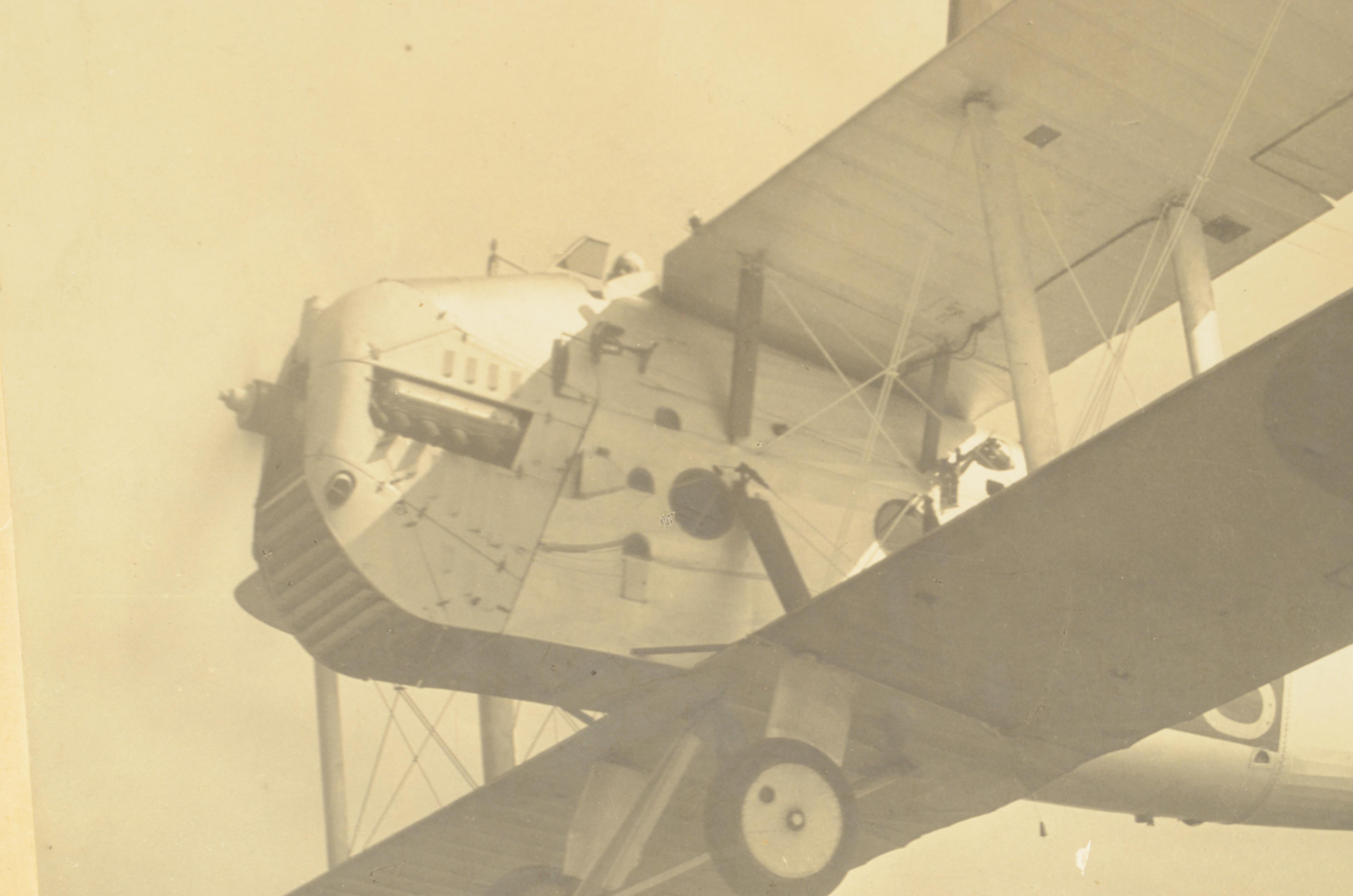 Historisches Foto auf Karton, das die Blackburn R-1 Blackburn im Flug zeigt. 
Guter Zustand. Der Karton ist 37,5 x 30 cm groß.  
Die Blackburn R-1 Blackburn war ein einmotoriges britisches Aufklärungsflugzeug der 1920er Jahre, das von Blackburn