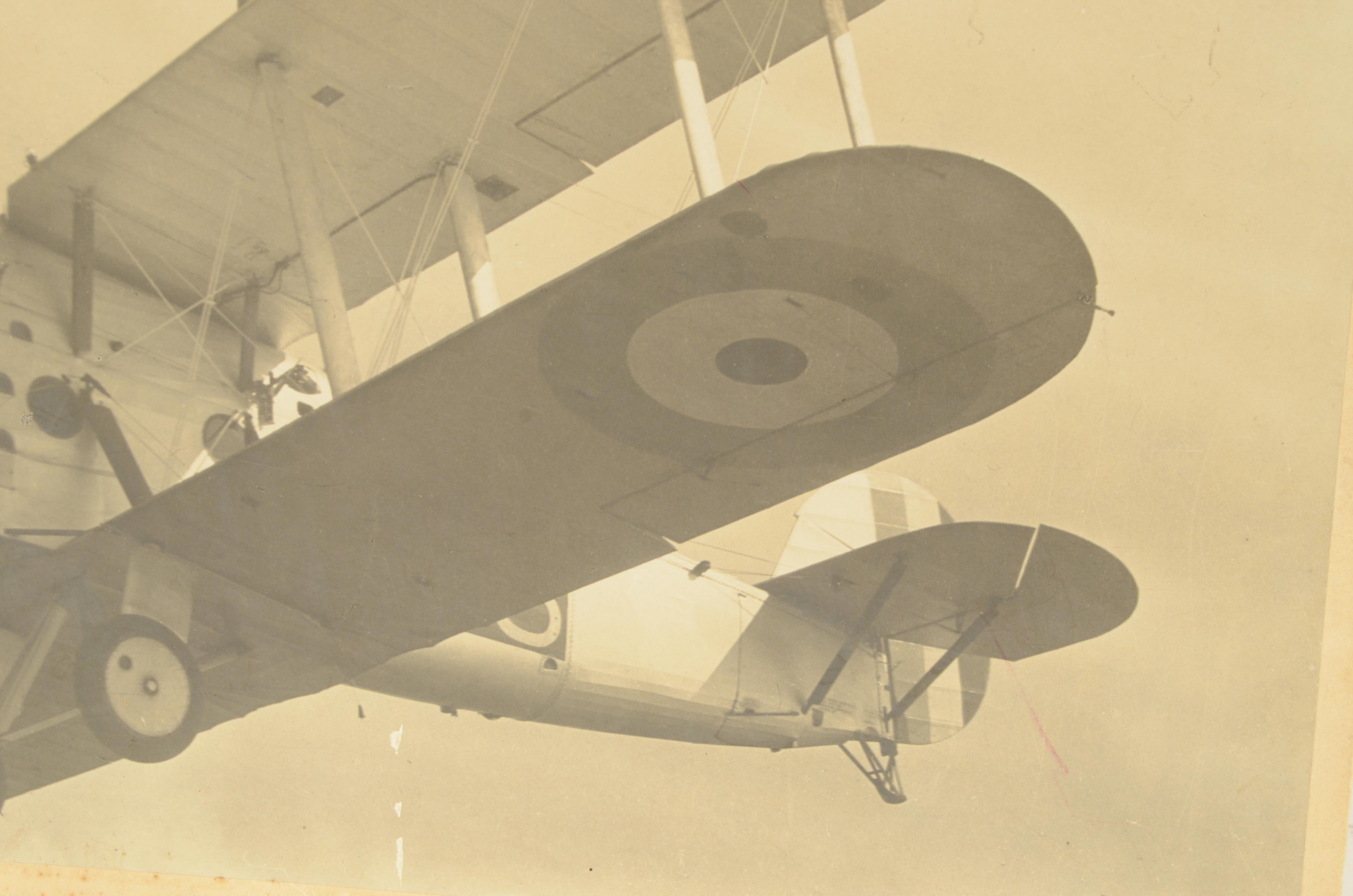 Historisches Foto, das die Blackburn R-1 Blackburn im Flug zeigt, aufgenommen in den 1920er Jahren in Großbritannien (Frühes 20. Jahrhundert) im Angebot