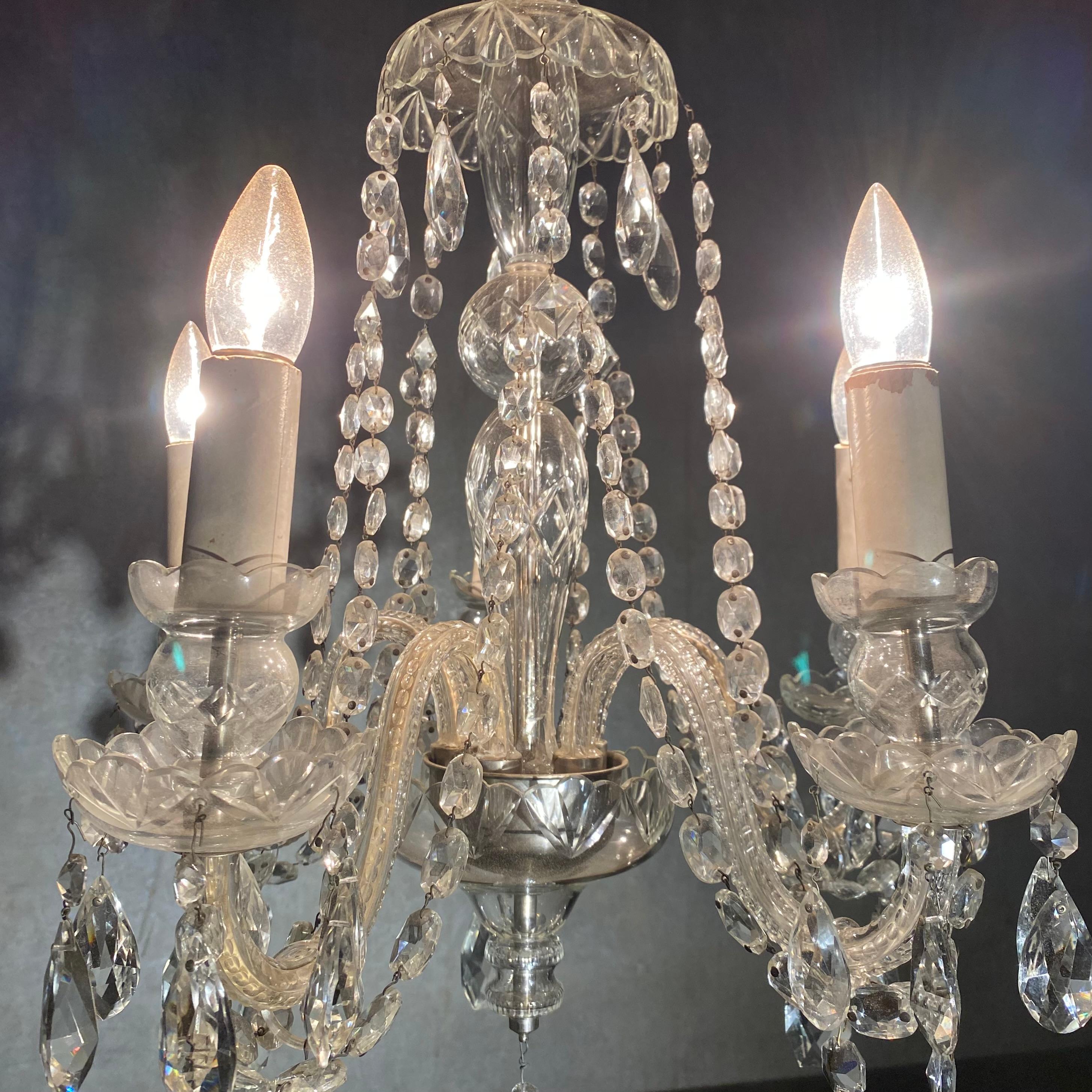1930 Lampadario a 5 bracci in cristallo In condizioni buone in vendita a Surrey, BC