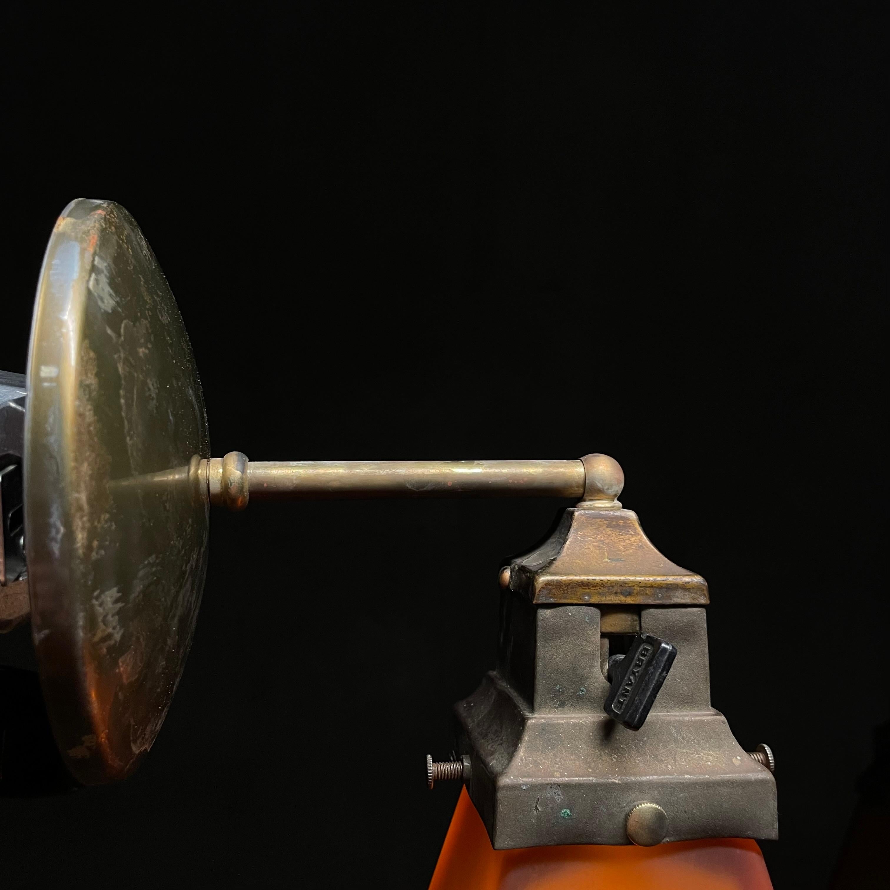 candelabro de latón con pantalla ámbar 1930 en venta 5