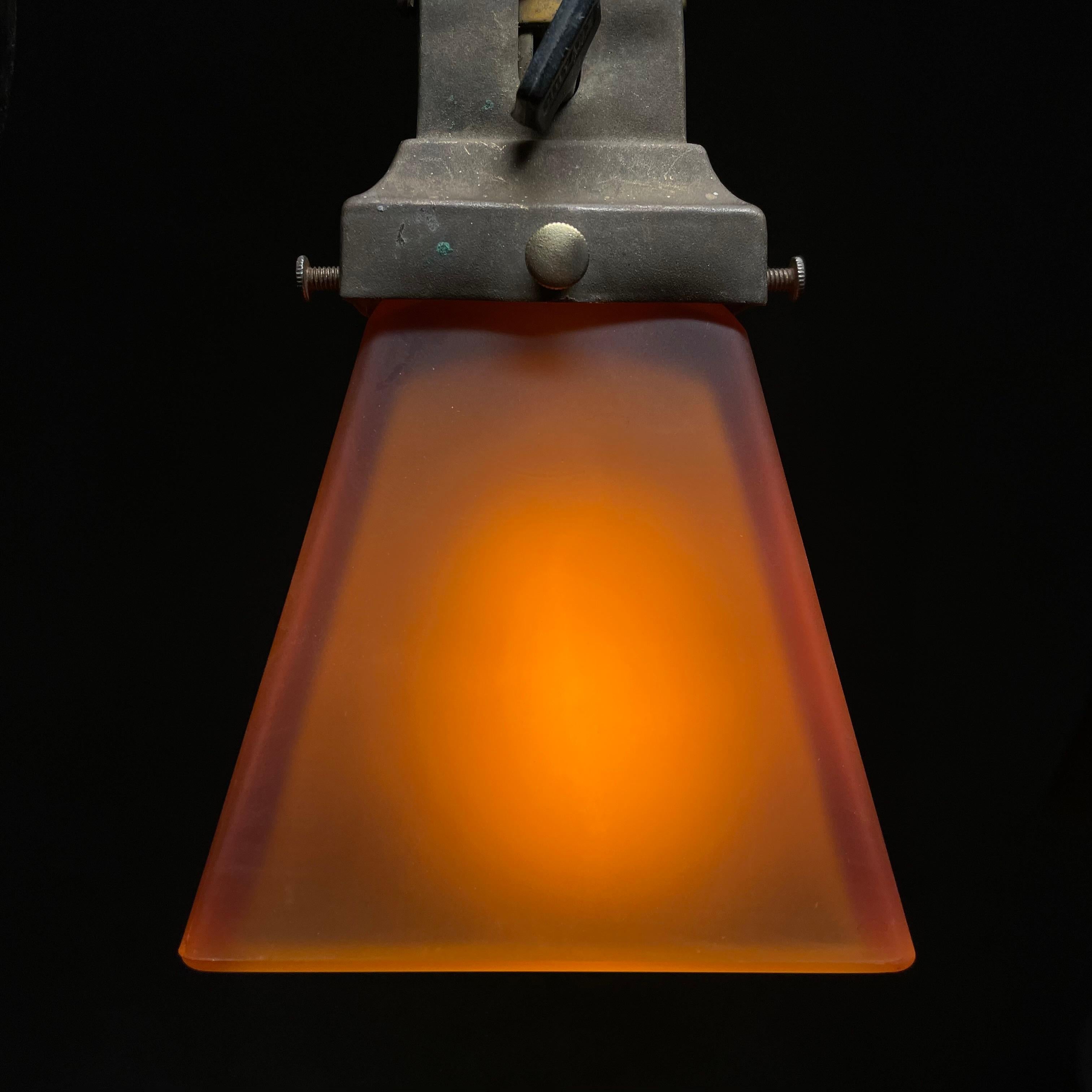 candelabro de latón con pantalla ámbar 1930 en venta 6