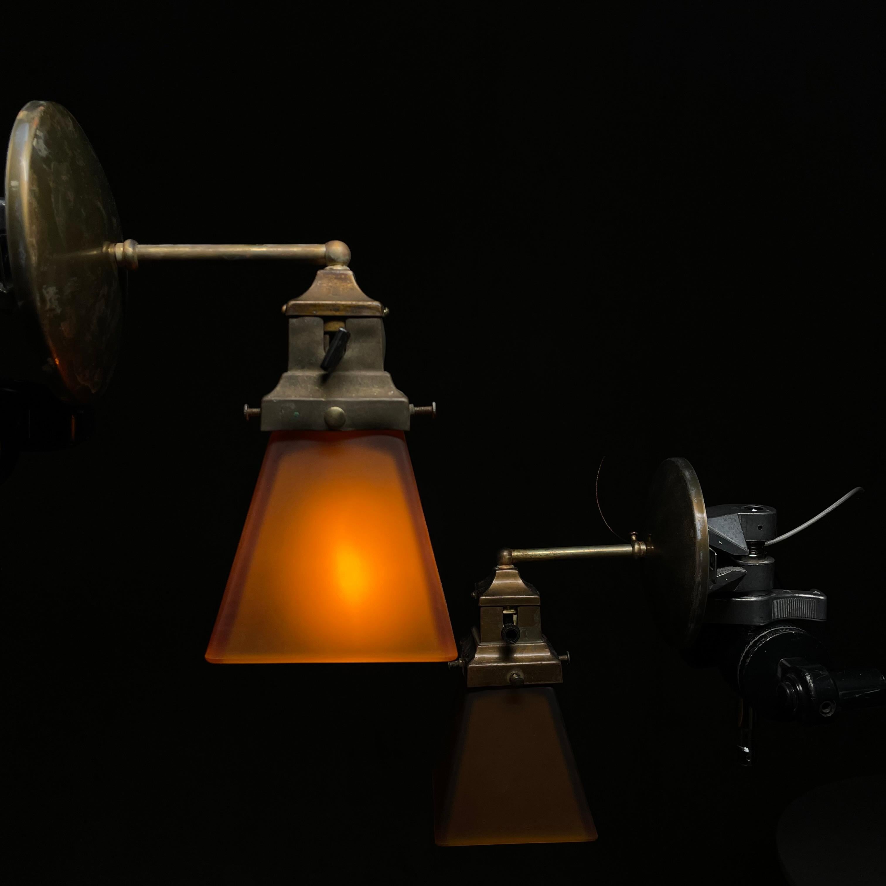 candelabro de latón con pantalla ámbar 1930 en venta 1