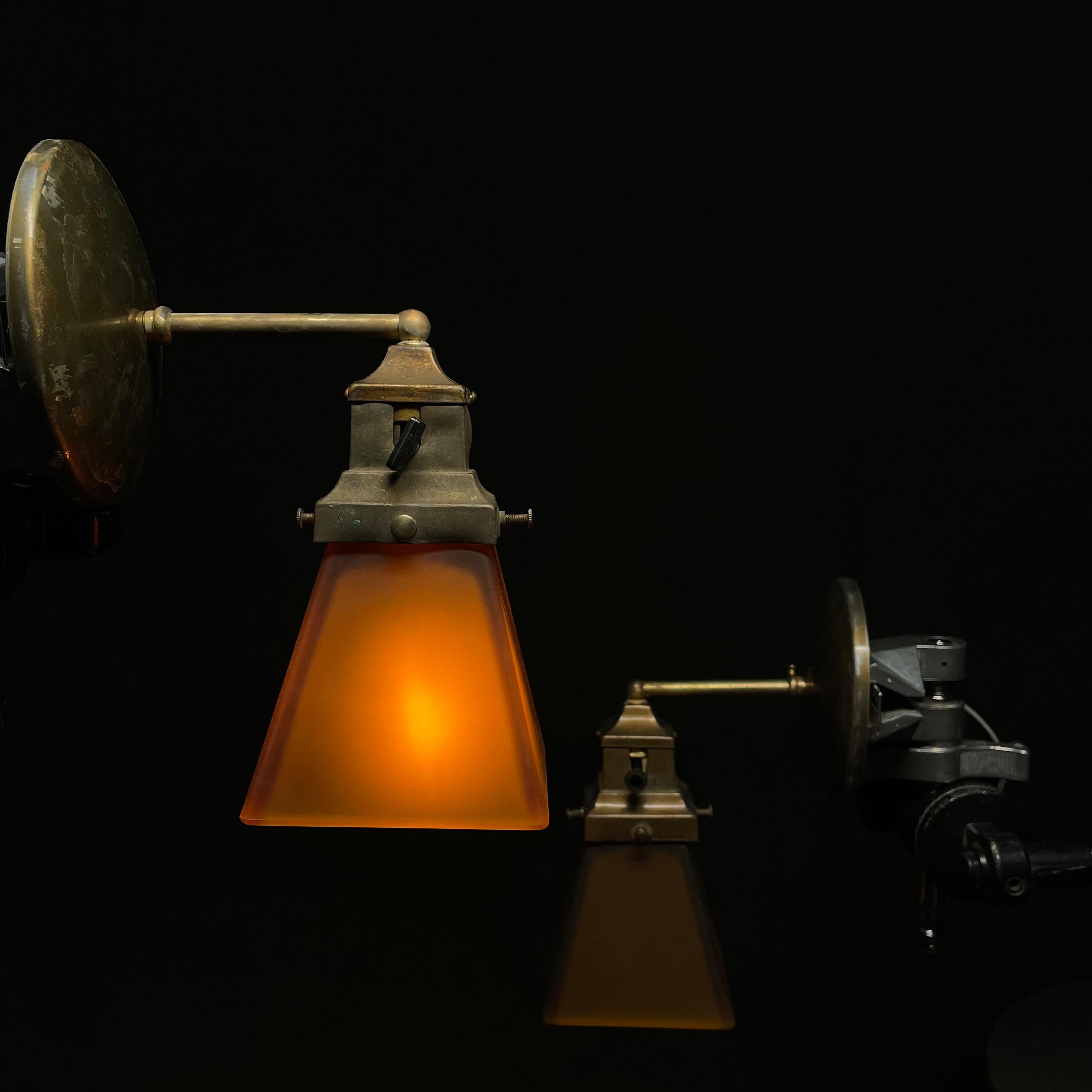 candelabro de latón con pantalla ámbar 1930 en venta 2
