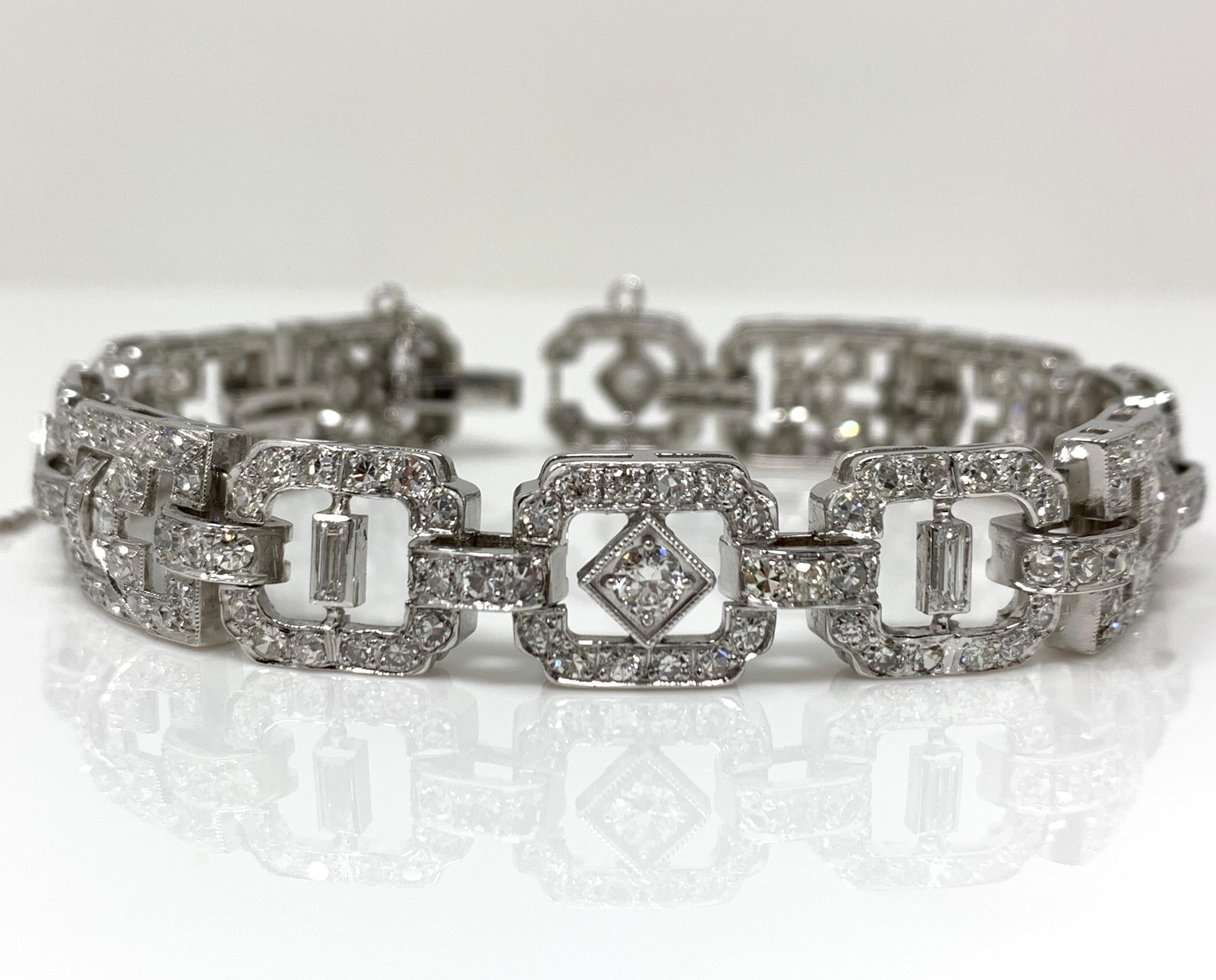 Dieses wunderschöne, sorgfältig handgefertigte und einzigartige Armband zieht garantiert alle Blicke auf sich. 
Gewicht des Diamanten : 9 Karat 
Metall: Platin 
Abmessungen: Länge : 7 Zoll 