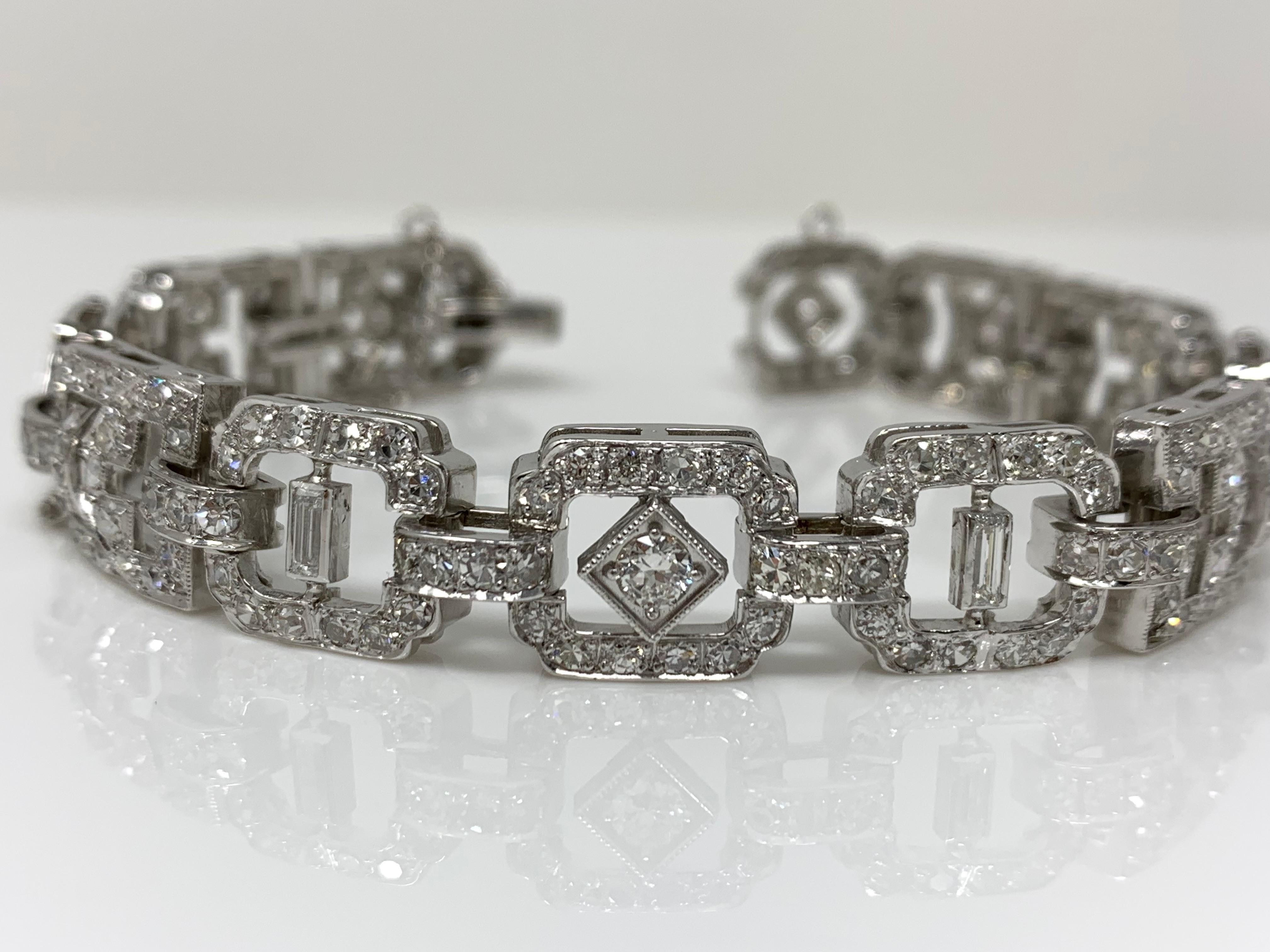 Round Cut 1930 Antique 9 Carat White Diamond Bracelet in Platinum For Sale