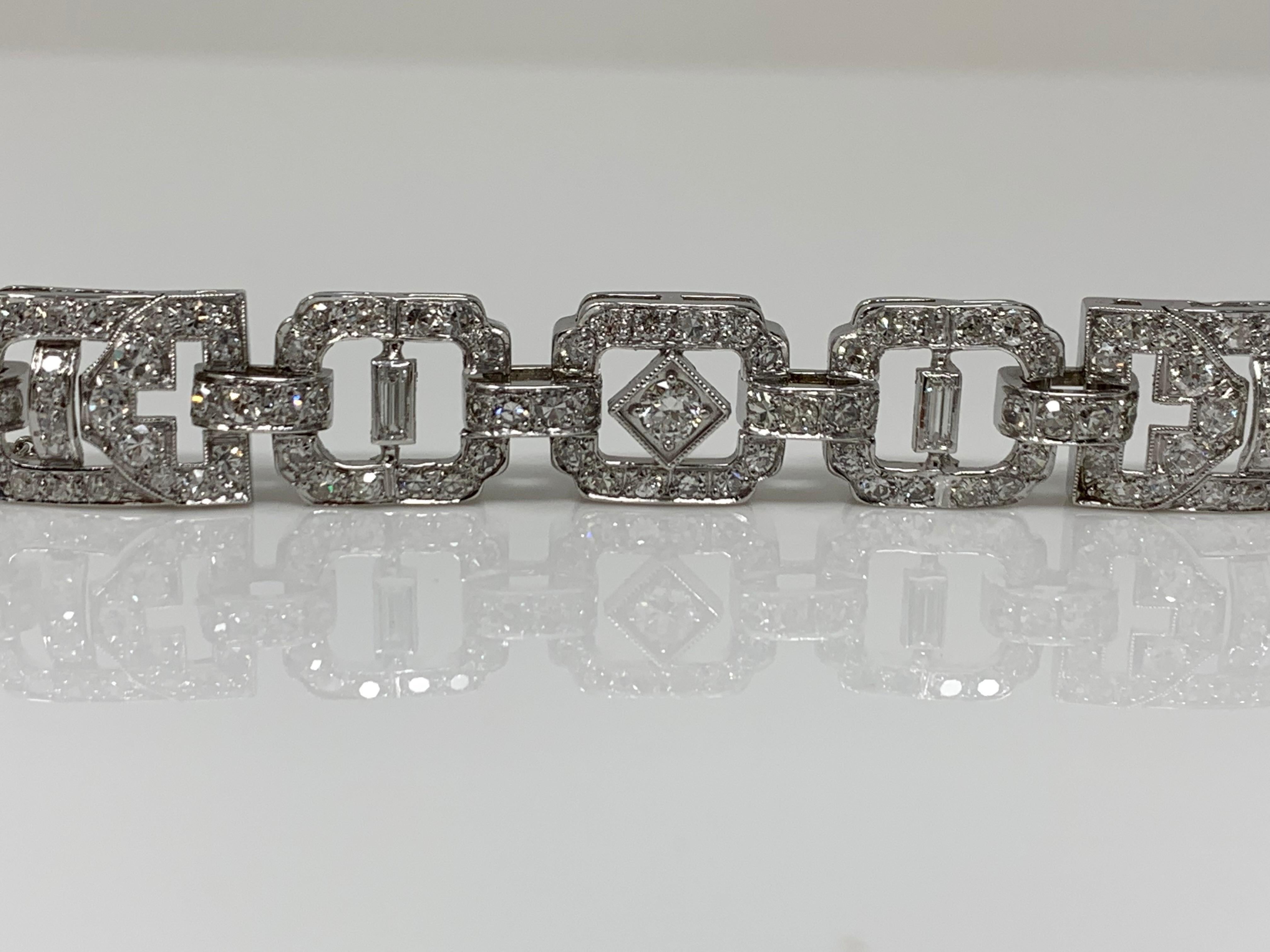 1930 Antique 9 Carat White Diamond Bracelet in Platinum In Excellent Condition For Sale In New York, NY