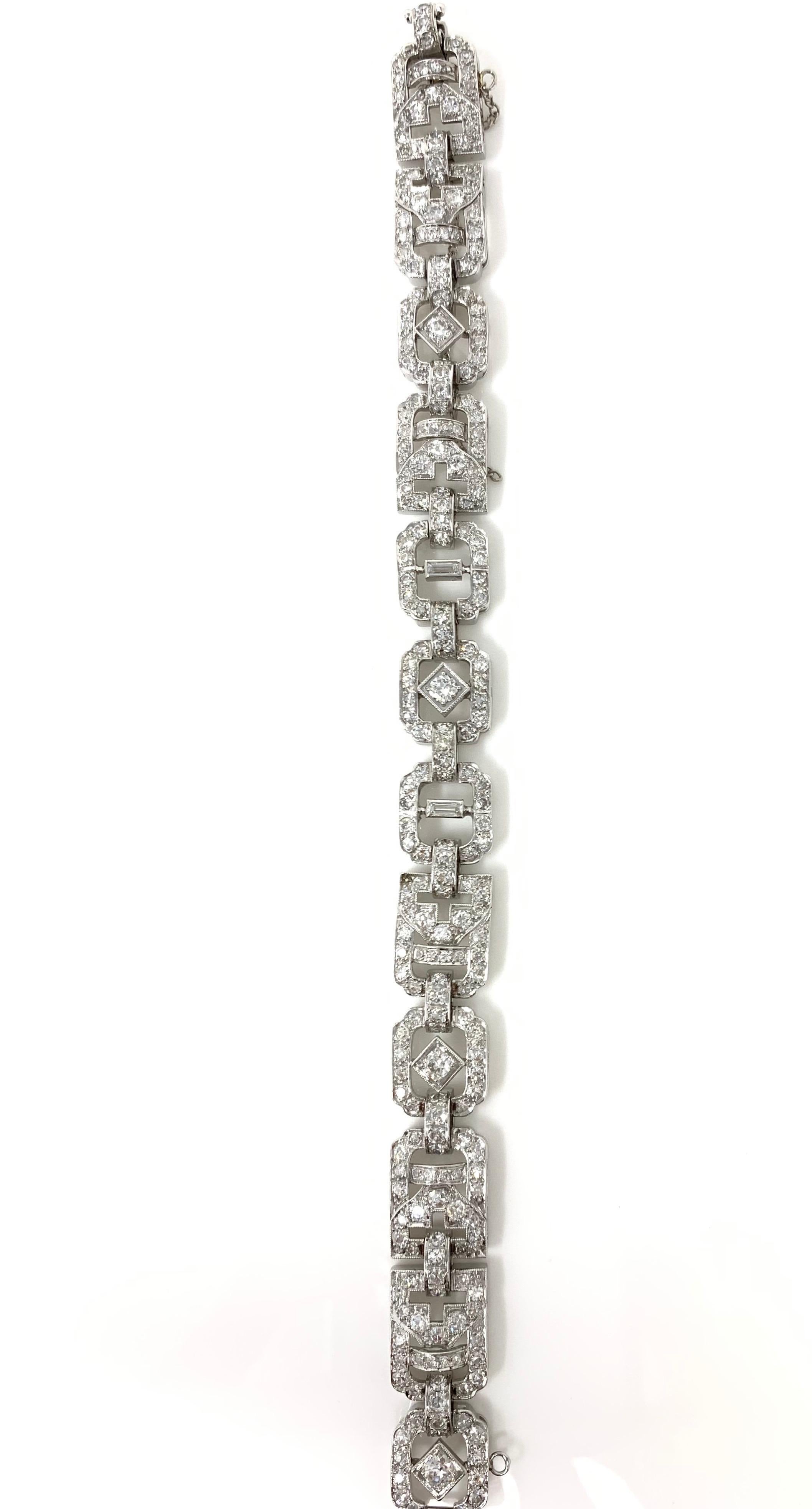 1930 Antikes 9 Karat weißes Diamantarmband aus Platin im Angebot 4