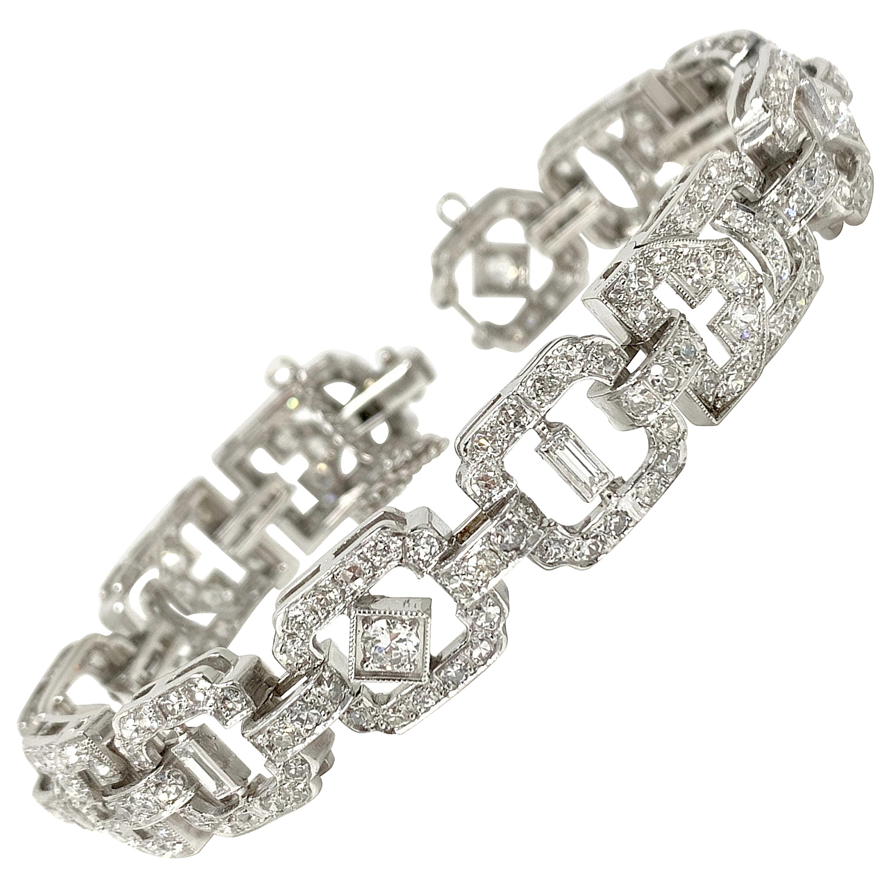 1930 Antique 9 Carat White Diamond Bracelet in Platinum For Sale