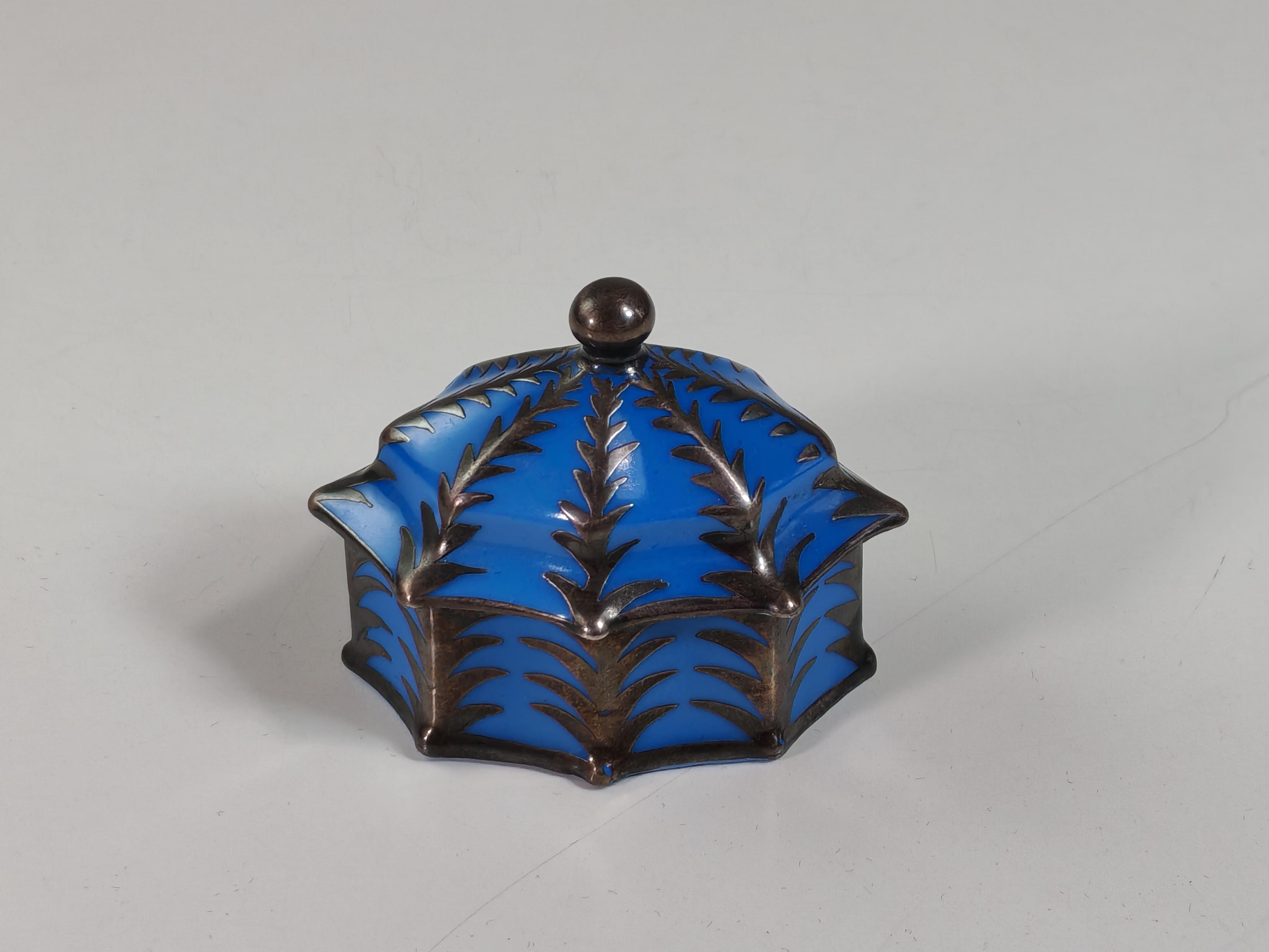 Caja Art Decó pequeña
Arrigo Finzi
1930

Porcelana azul con decoración de pan de plata
Letrero 