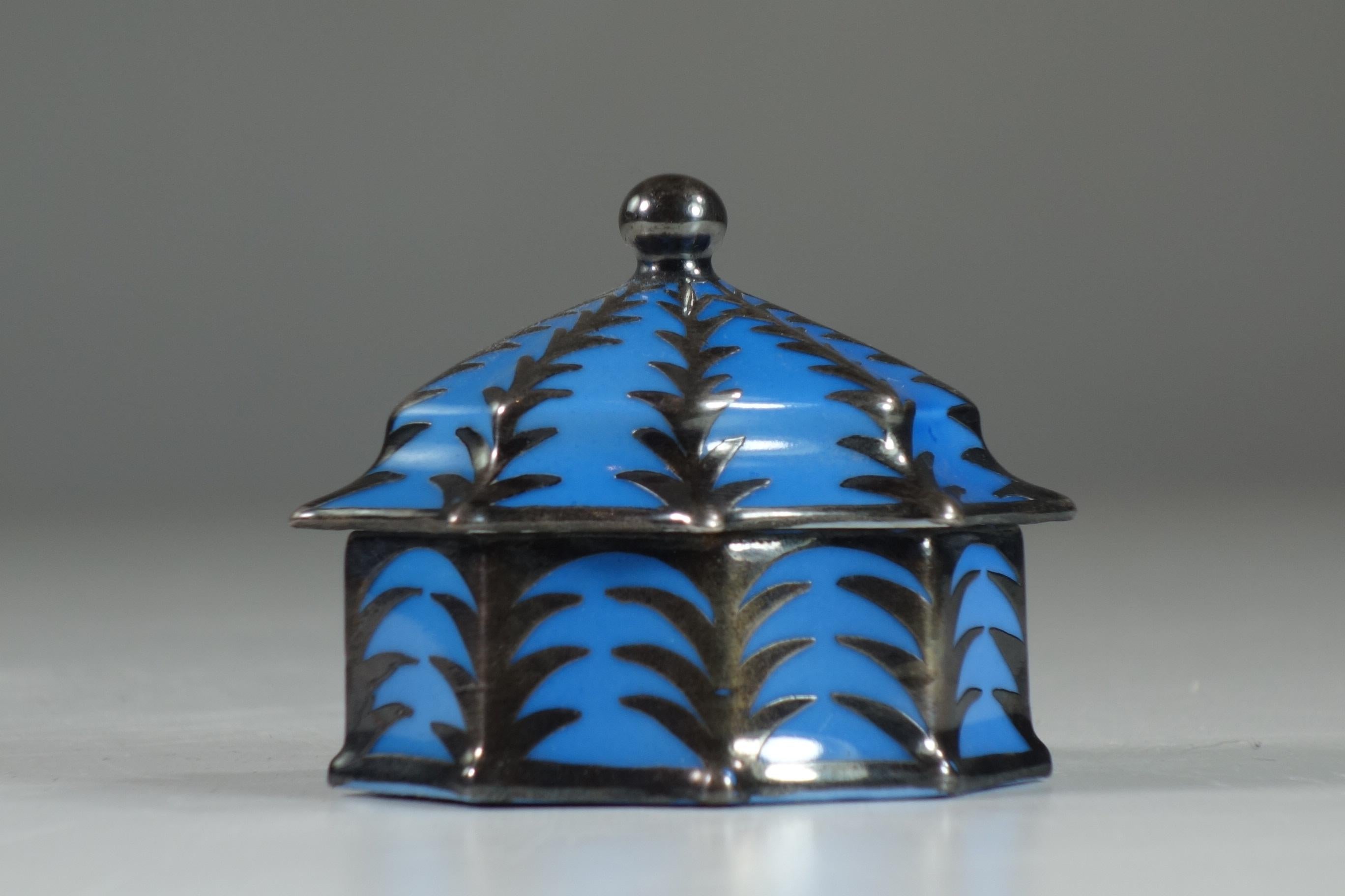 1930 Arrigo Finzi Art Decó Pequeña caja decorativa de porcelana azul y plata Italiano