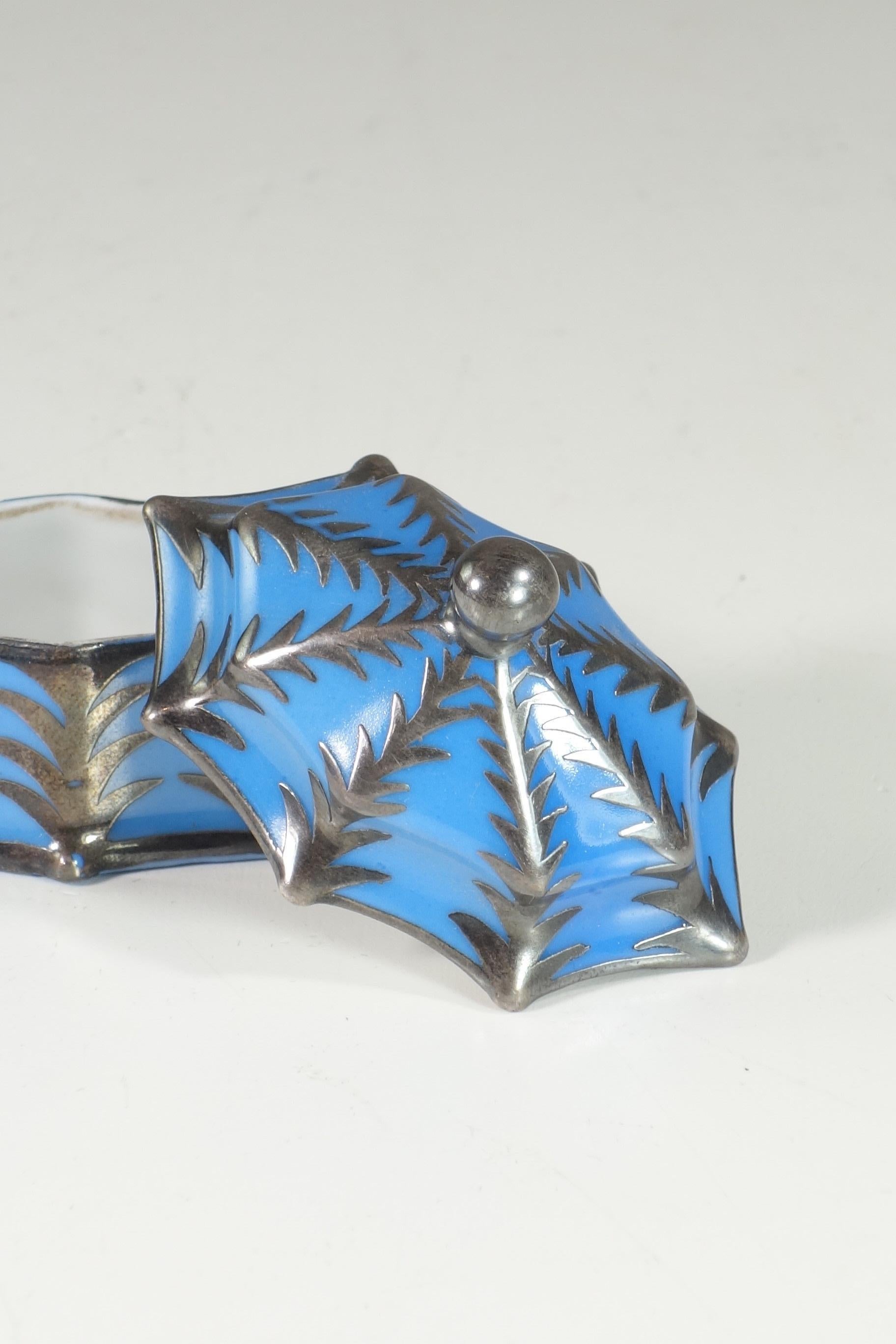 1930 Arrigo Finzi Art Decó Pequeña caja decorativa de porcelana azul y plata en Excelente Estado en Brescia, IT