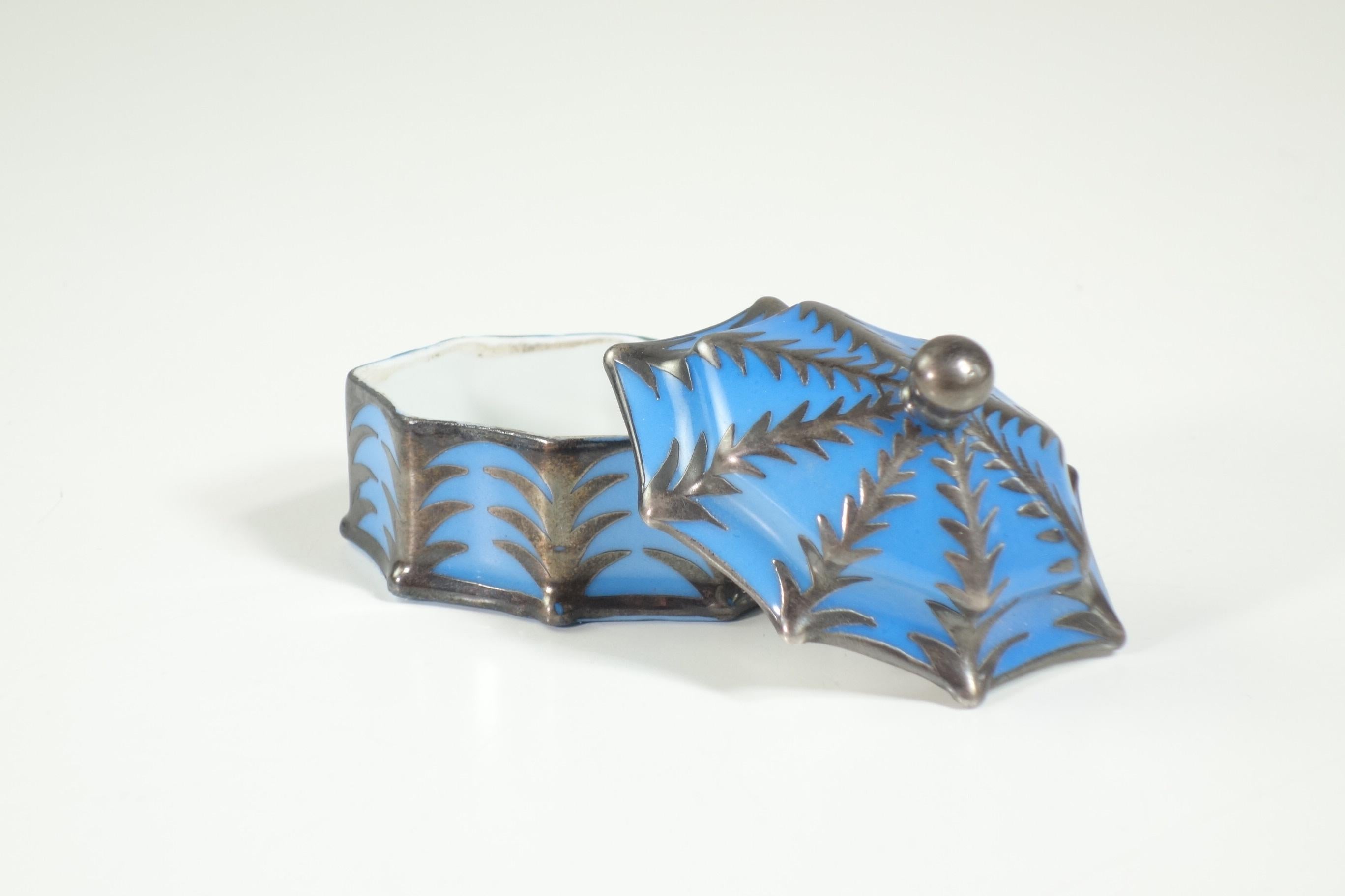 1930 Arrigo Finzi Art Decó Pequeña caja decorativa de porcelana azul y plata 1