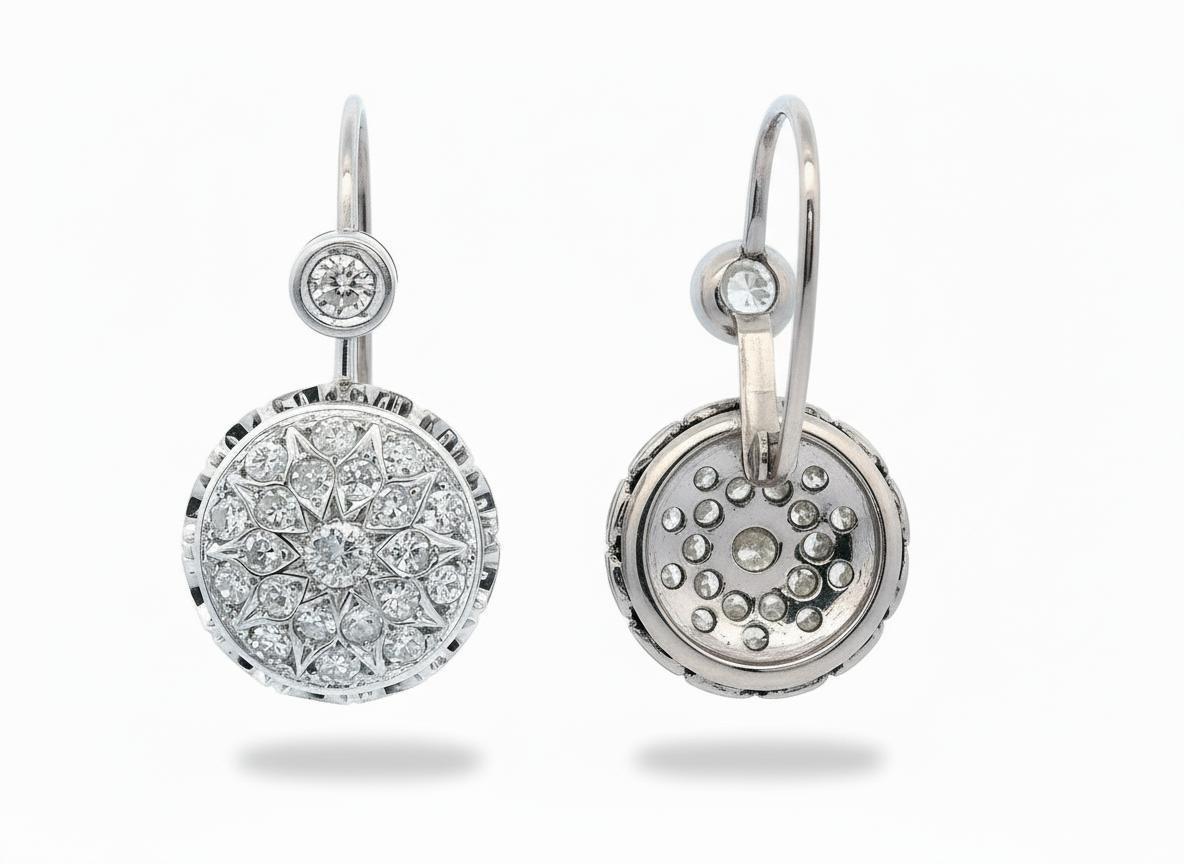 Taille ronde 1930 Art Deco 18kt white Gold Drop Earrings with Diamonds en vente