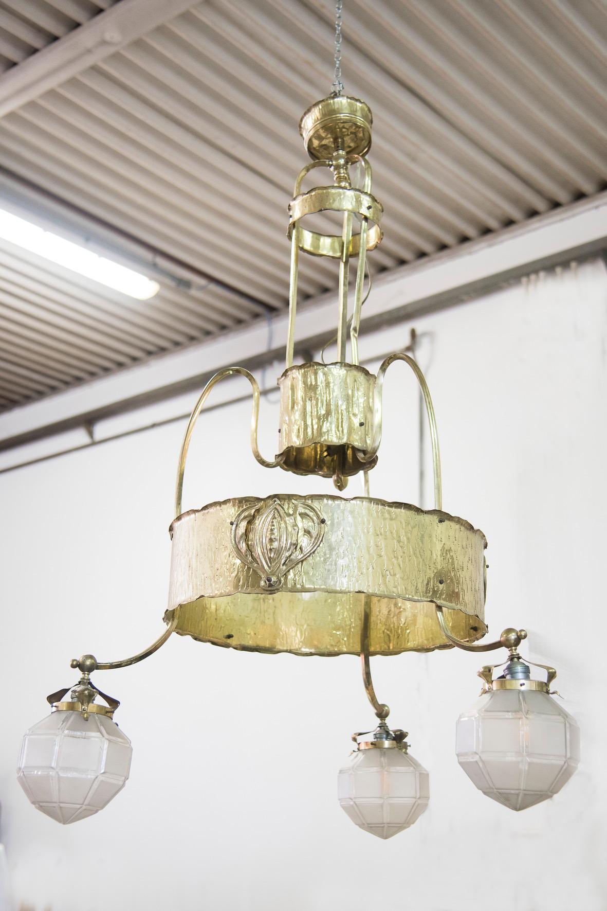 Art Deco chandelier in brass and glass with engraved glass bowls.

Measurements: diameter 13 cm x H 90 cm.