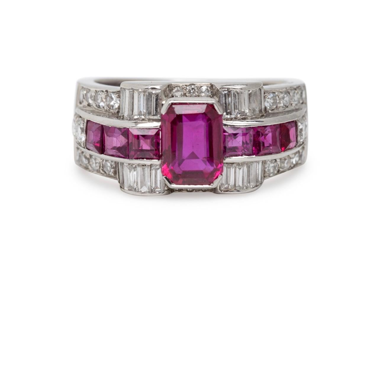Im Mittelpunkt dieses fesselnden Rings steht ein lebendiger, natürlicher, unerhitzter burmesischer Rubin von außergewöhnlicher Farbe und Klarheit mit einem Gewicht von ca. 1,50 Karat. Der achteckige, stufenförmig geschliffene Rubin strahlt ein